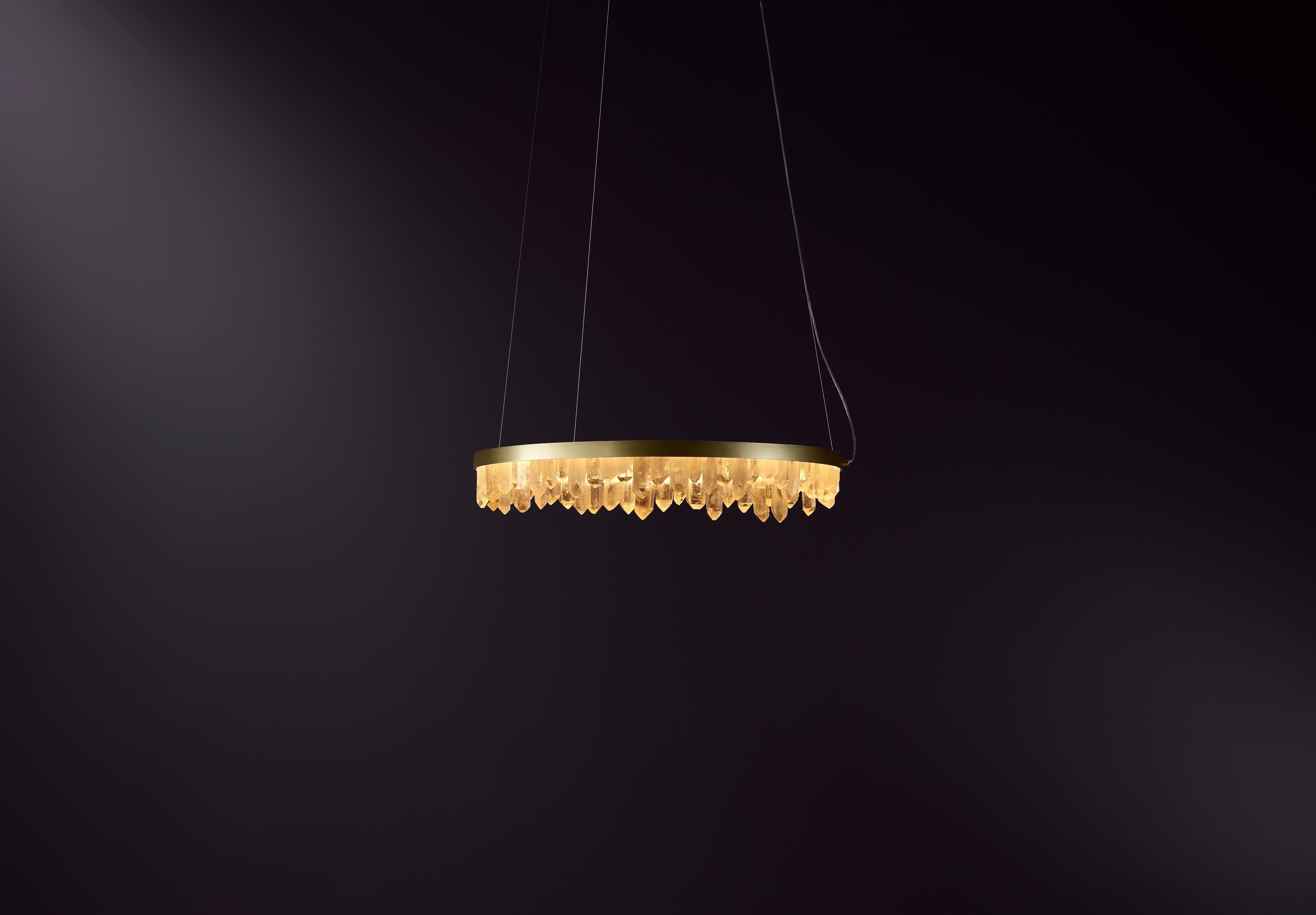 Lampada a sospensione Prometheus II di Christopher Boots
Dimensioni: D 60 x H 10 cm.
Materiali: Cristalli di quarzo naturali non tagliati, ottone.

Disponibile in altre dimensioni.
Disponibile in diverse finiture. Contattateci.

Prometeo rubò il