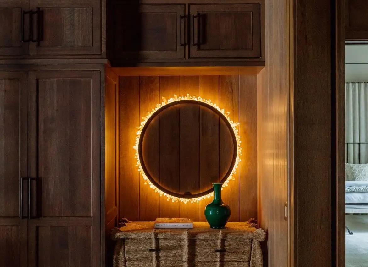 Postmoderne Applique en laiton et cristal de quartz circulaire à effet soleil par Christopher Boots en vente