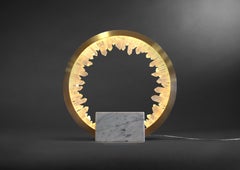 Lampada da tavolo in ottone Circle Natural Uncut Crystal Marble di Christopher Boots