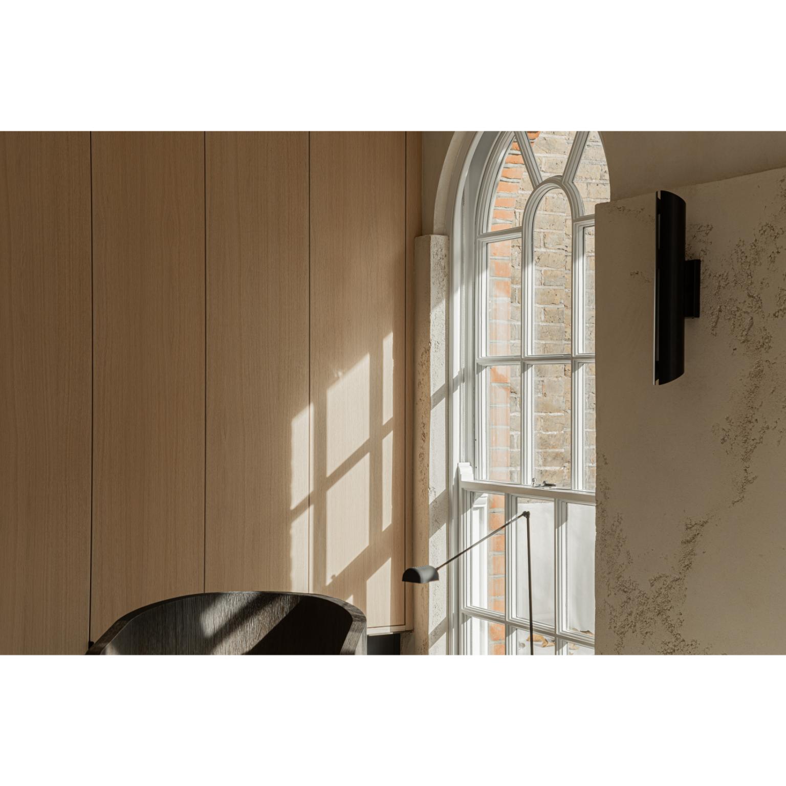XXI secolo e contemporaneo Applique Prometheus in ottone annerito e vetro sabbiato di OZA Design in vendita