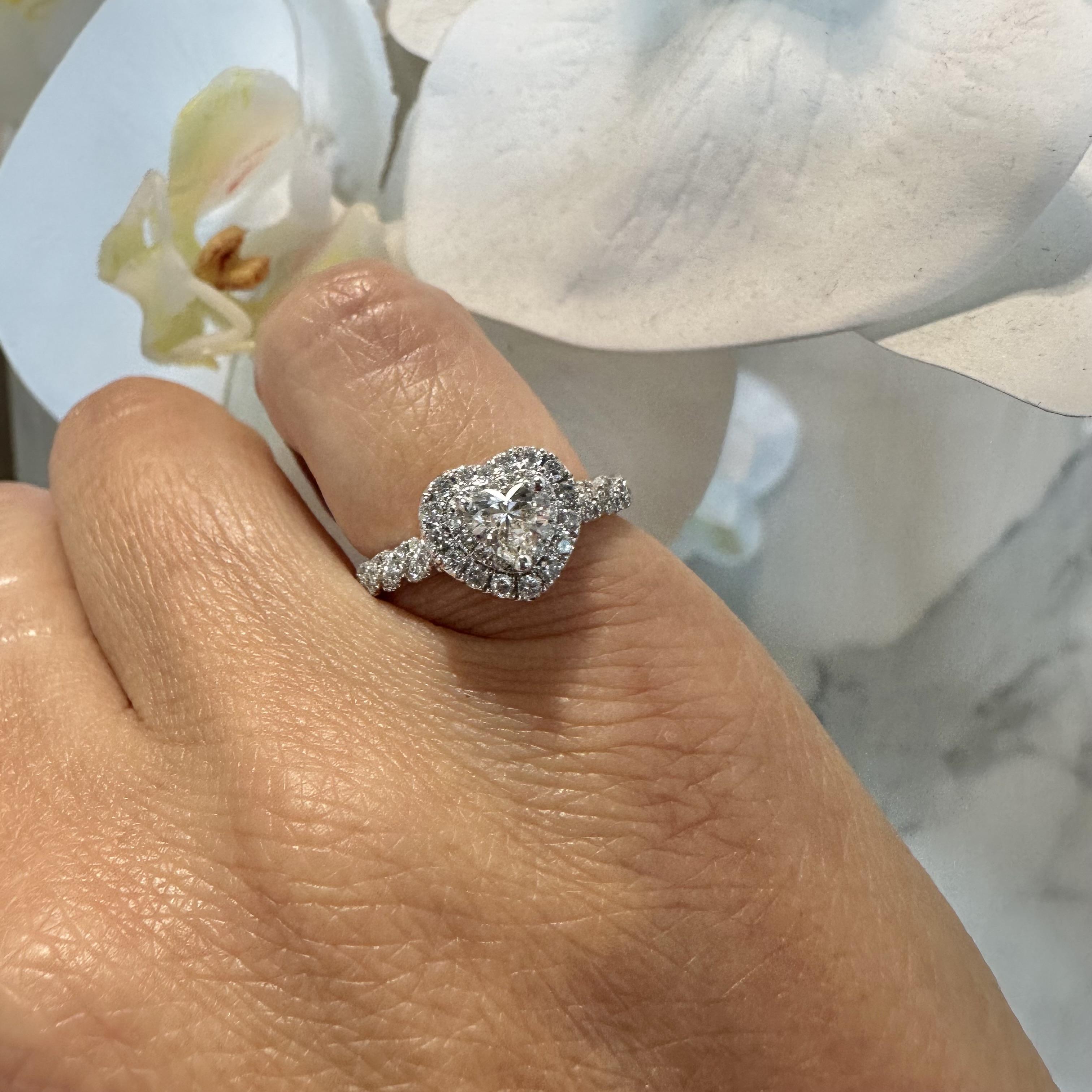 Anello Promessa con diamante a forma di cuore e aureola in oro bianco 14 carati In condizioni ottime in vendita a Miami, FL