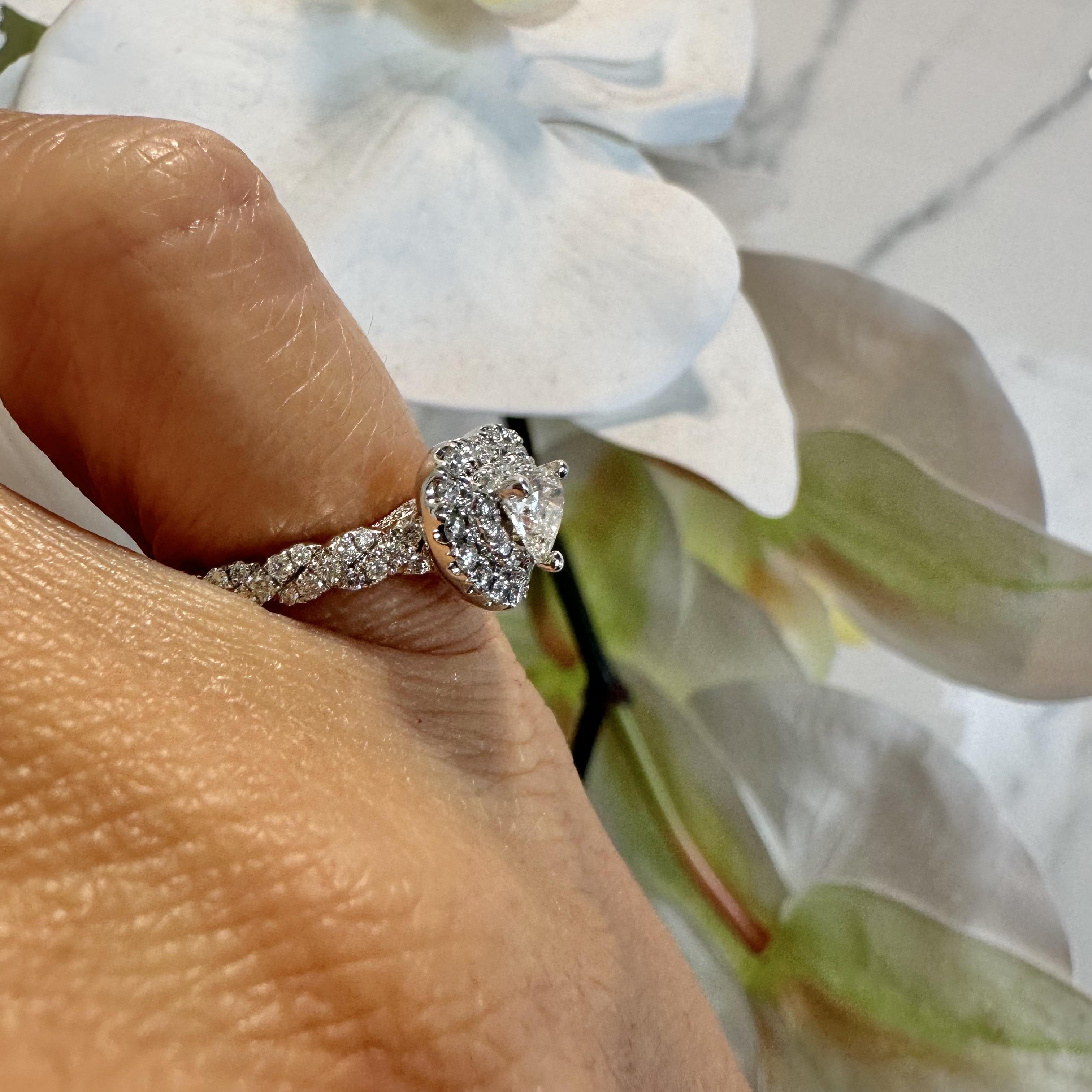 Donna Anello Promessa con diamante a forma di cuore e aureola in oro bianco 14 carati in vendita