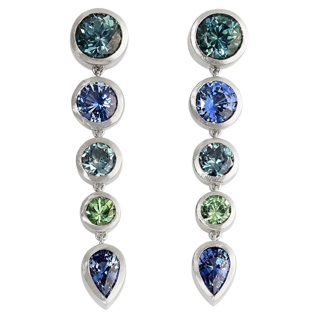 Promise of Spring Boucles d'oreilles en or blanc 14 carats, saphirs du Montana et de Ceylan, grenats