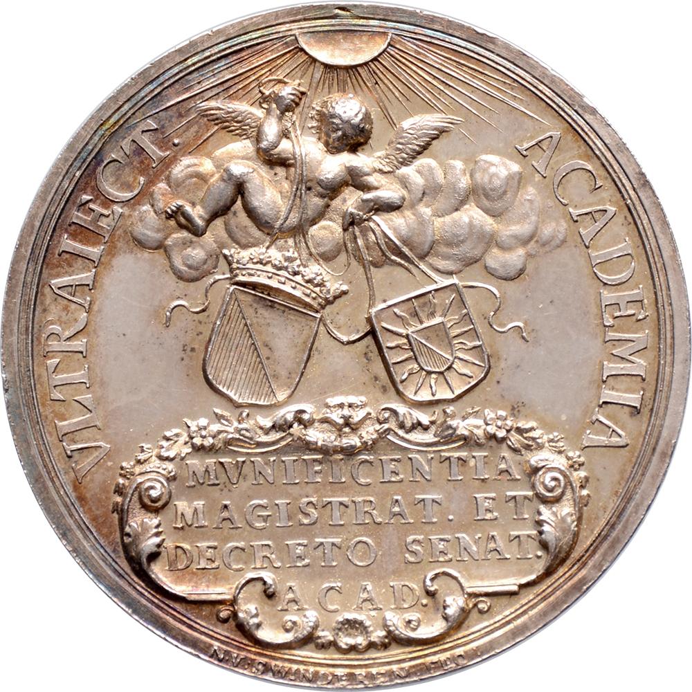Obverse: ME DOCTARVM PRAEMIA FRONTIVM DIS MISCENT SVPERIS, under a radiant sun, three angels on clouds hold a wreath above a doctoral candidate, turned to the left, with gown and book
Reverse: VLTRAIECT – ACADEMIA / MVNIFICENTIA / MAGISTRAT. ET /