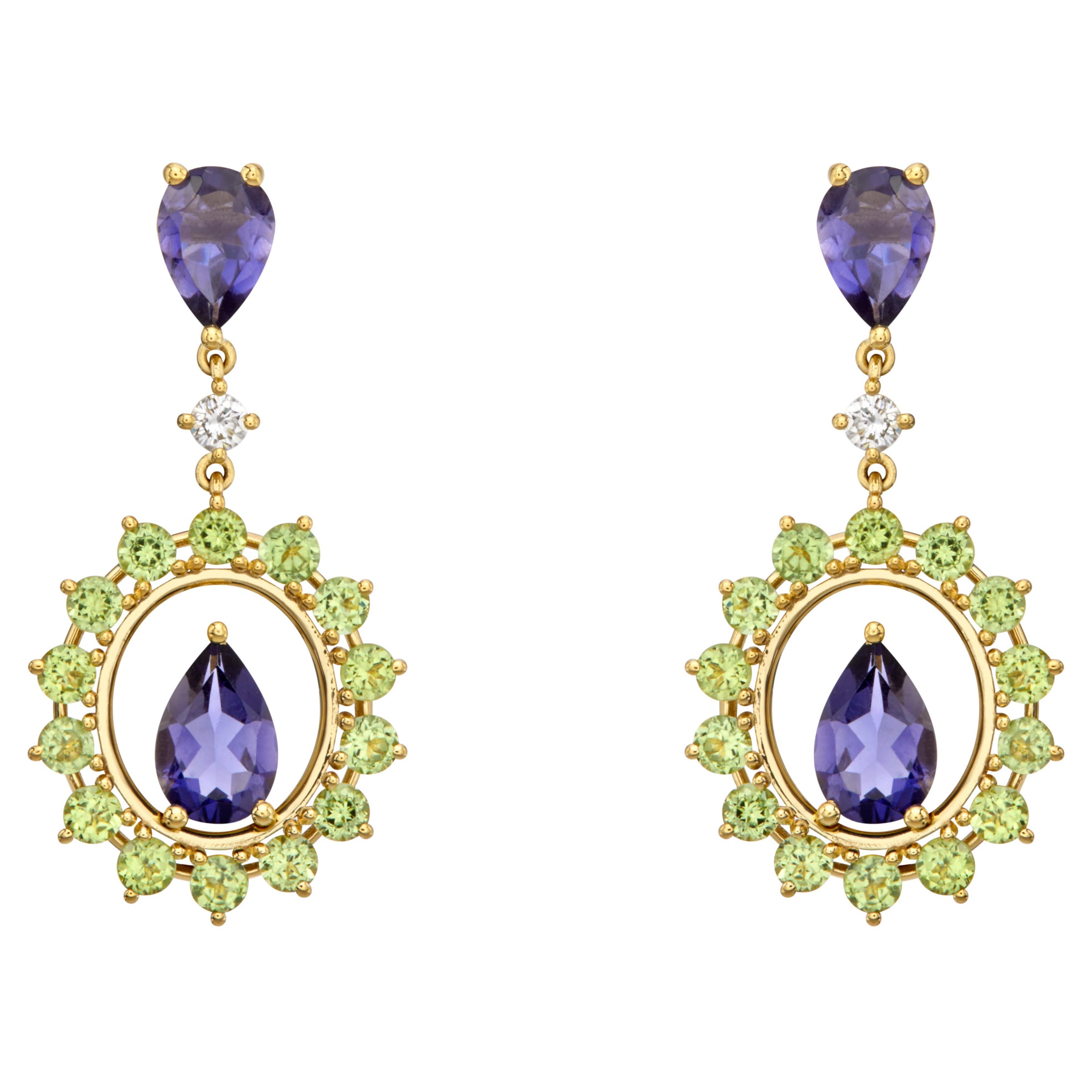 Pendants d'oreilles à griffes de forme ovale en or 18 carats avec iolite, péridot et diamants en vente