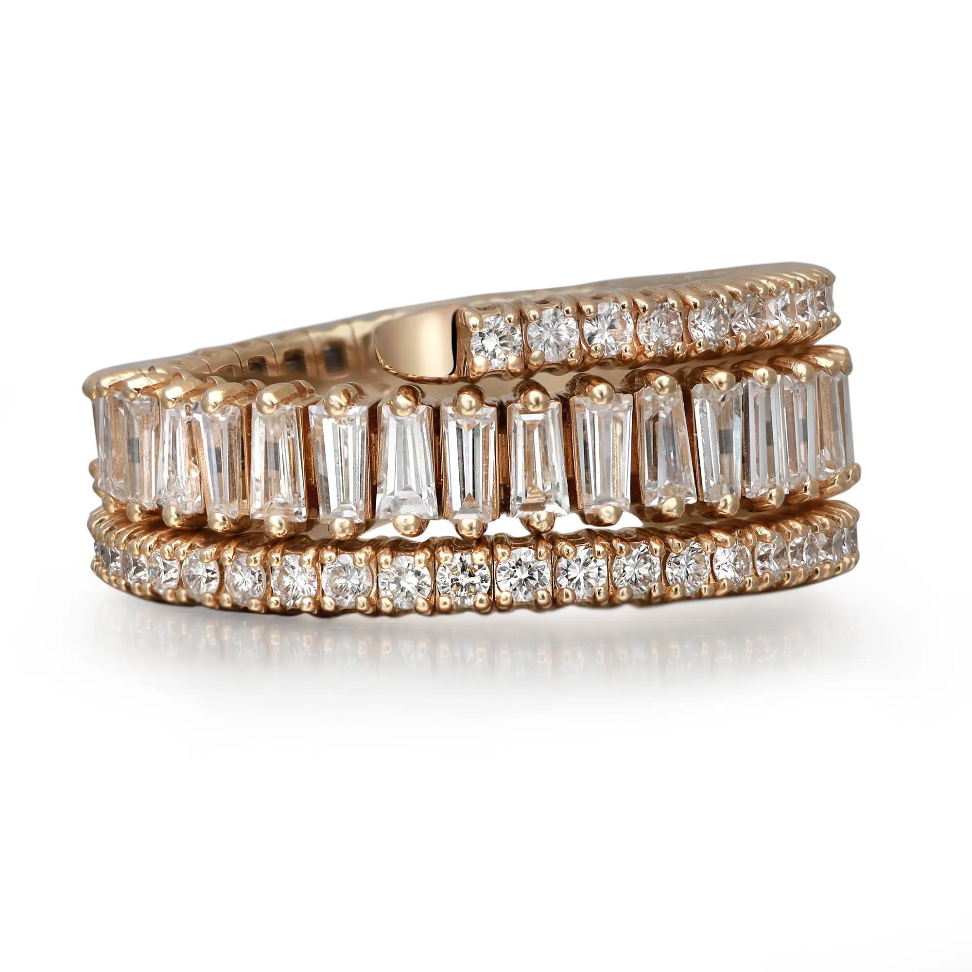 Cette magnifique bague à trois rangs en spirale présente des diamants baguettes sertis au centre et des diamants ronds sertis dans un anneau en spirale. Fabriqué en or jaune 14 carats hautement poli. Poids total des diamants : 2,40 carats. Qualité