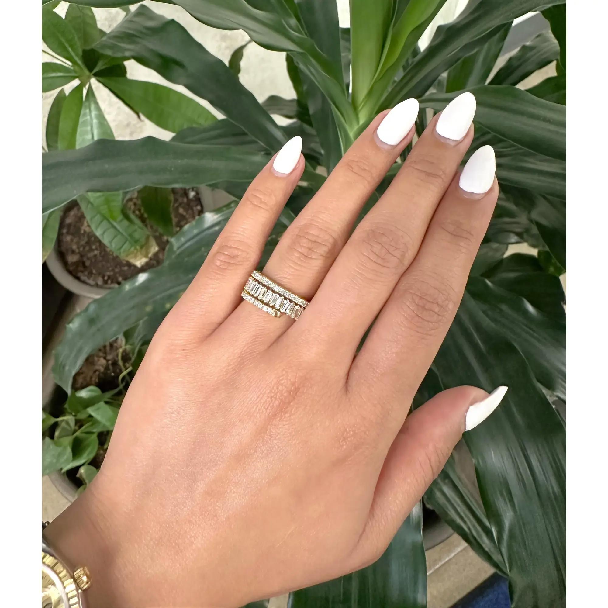 Bague à anneau spirale en or jaune 14 carats sertie de diamants taille baguette et ronde, taille 7 Neuf - En vente à New York, NY