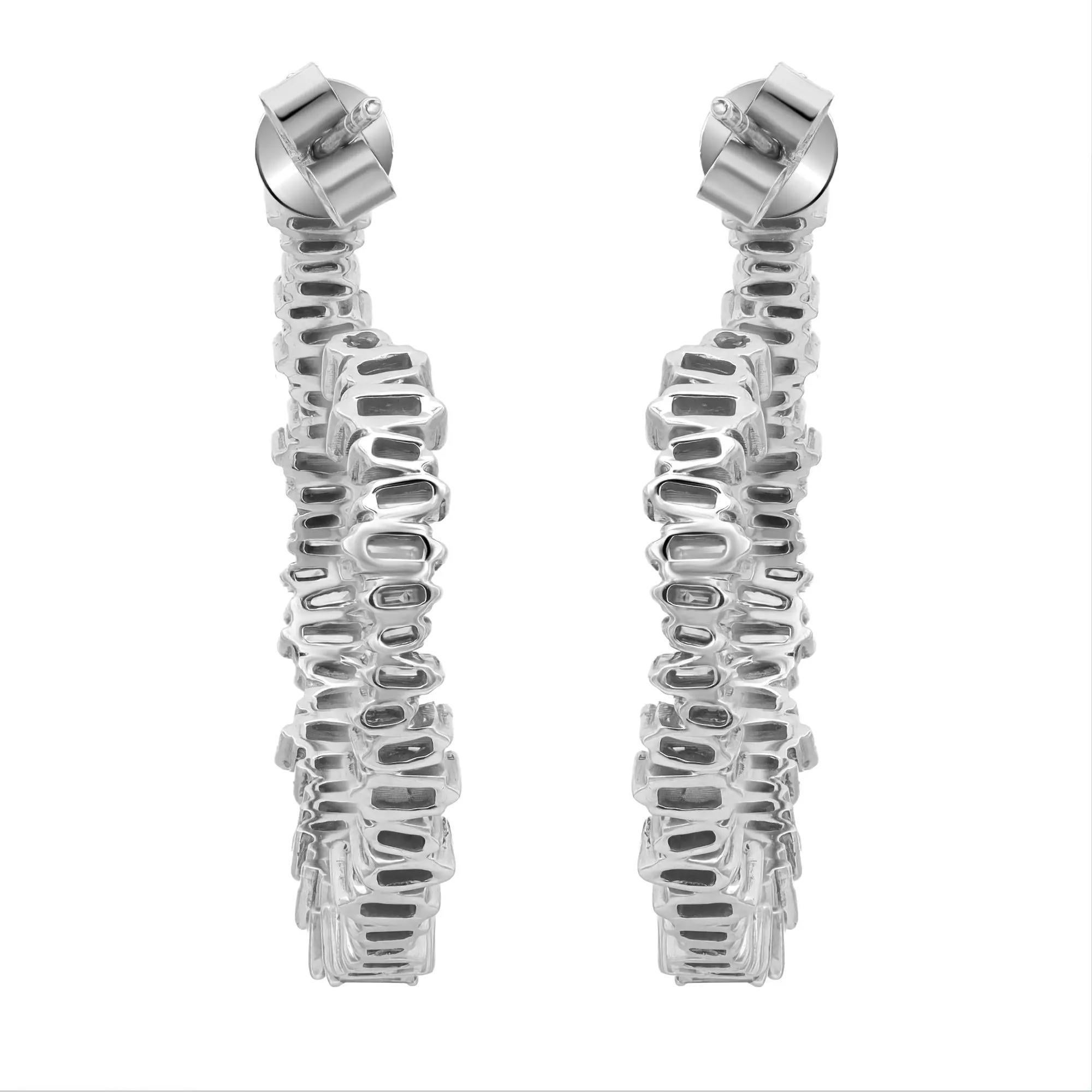 Boucles d'oreilles en diamant élégantes et stylées, parfaites pour un look remarquable. Réalisées en or blanc 14 carats, ces boucles d'oreilles brillent sous tous les angles grâce à une rangée en zigzag de diamants baguettes scintillants incrustés