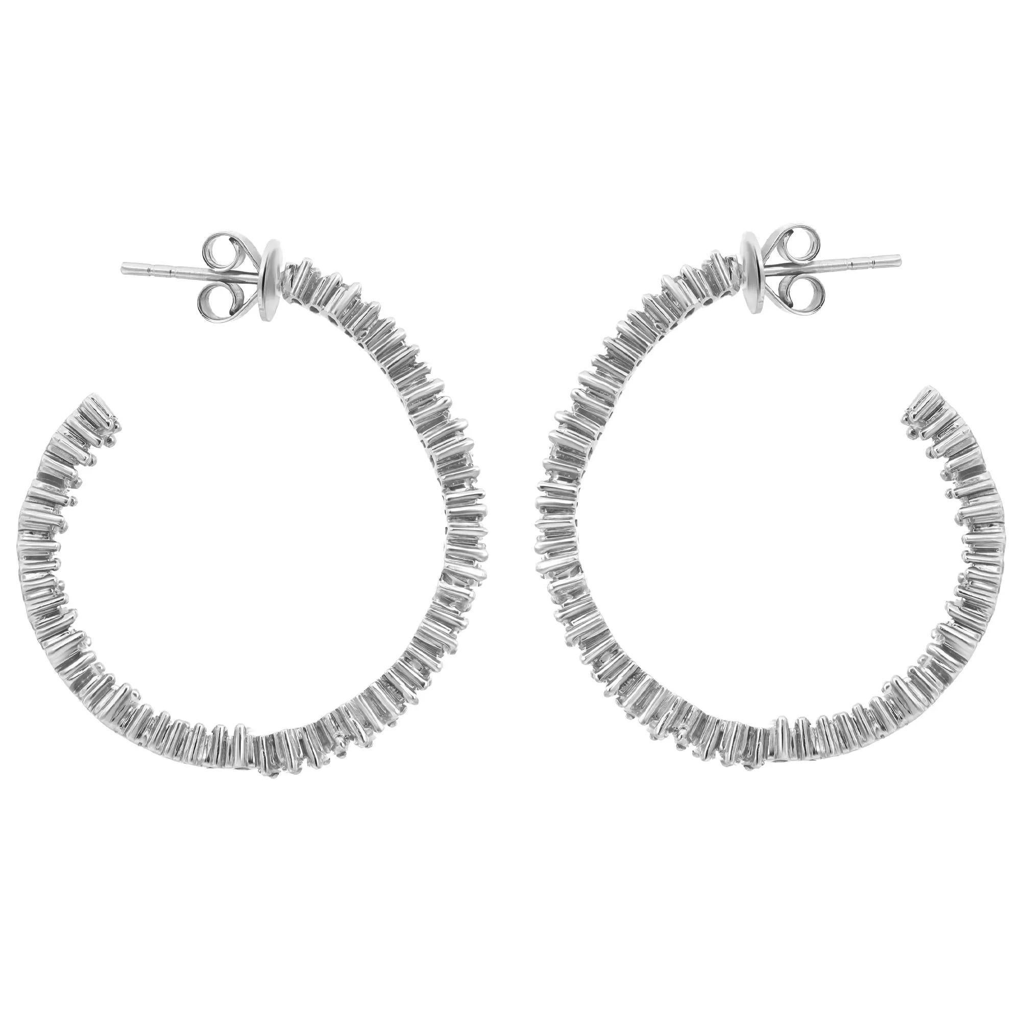 Moderne Boucles d'oreilles en or blanc 14K serties de diamants baguettes à l'intérieur des anneaux 2.87Cttw en vente