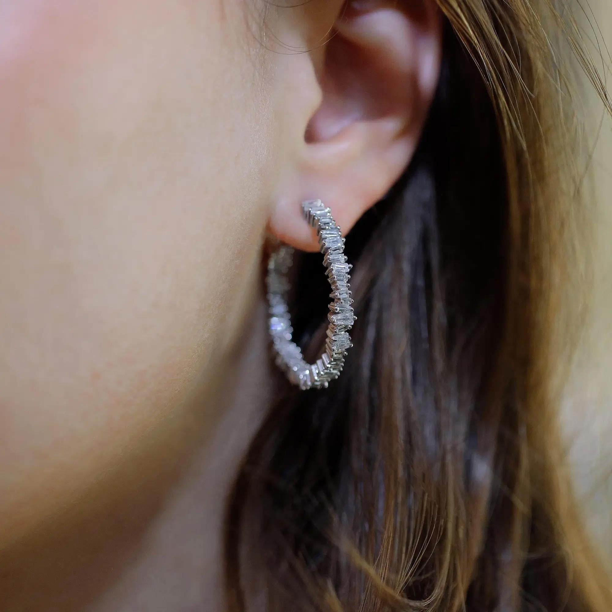 Taille baguette Boucles d'oreilles en or blanc 14K serties de diamants baguettes à l'intérieur des anneaux 2.87Cttw en vente