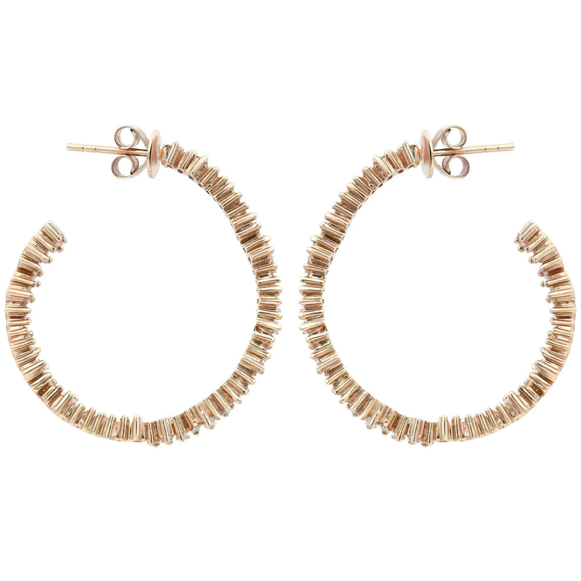 Boucles d'oreilles en diamant élégantes et stylées, parfaites pour un look remarquable. Réalisées en or jaune 14 carats, ces boucles d'oreilles brillent sous tous les angles grâce à une rangée en zigzag de diamants baguettes scintillants incrustés