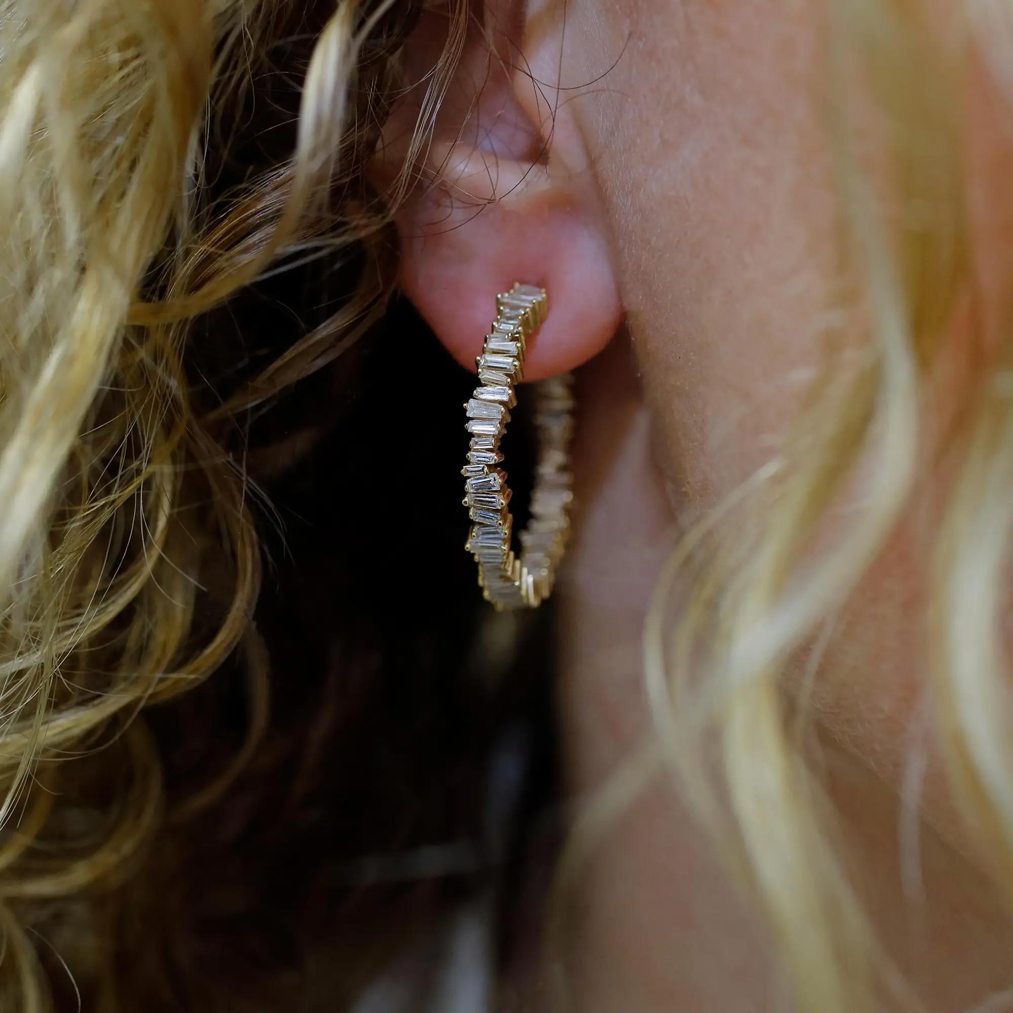 Taille baguette Boucles d'oreilles en or jaune 14K serties de diamants baguettes à l'intérieur des anneaux 2.87Cttw en vente