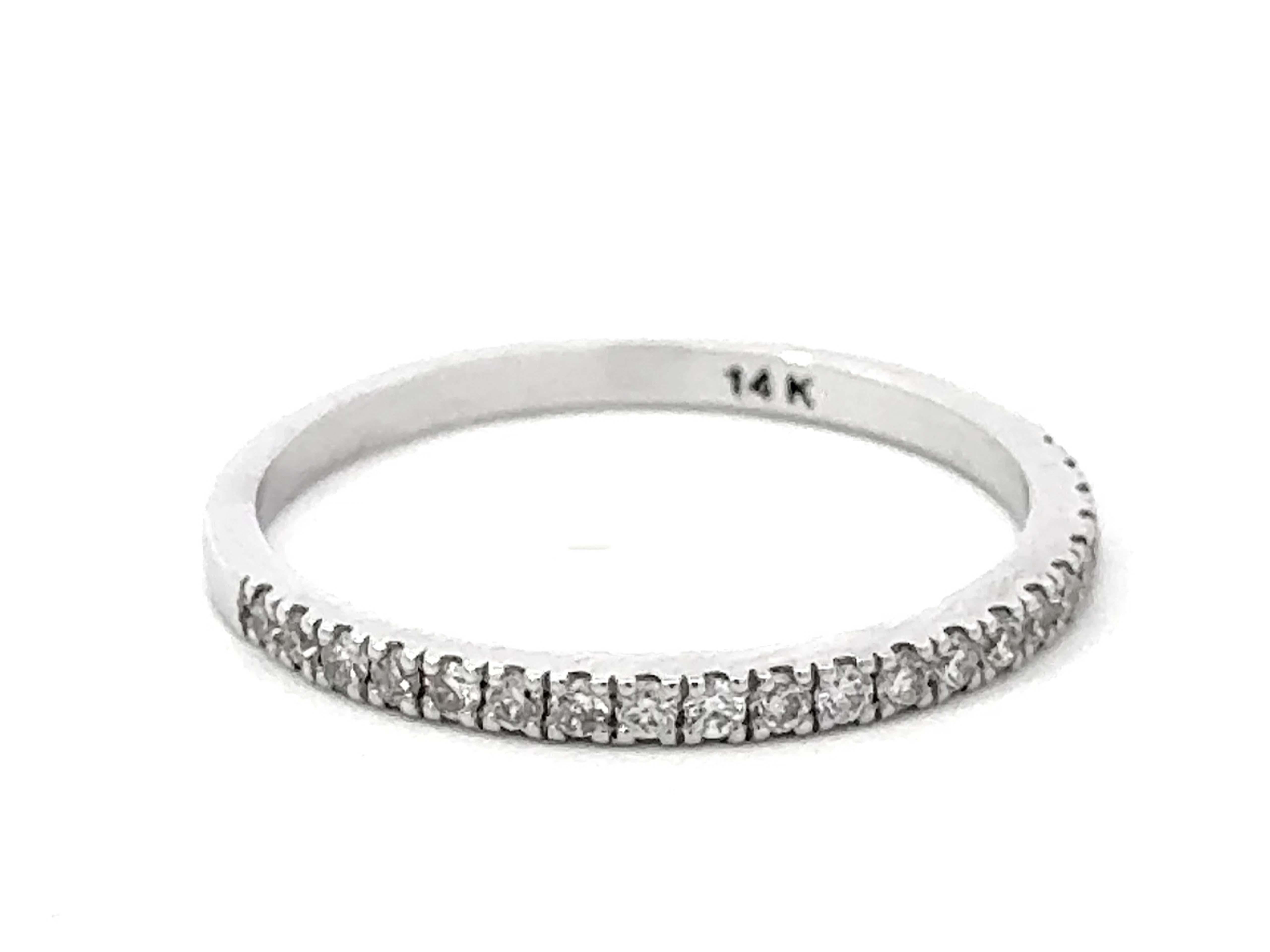 Moderne Bague à anneau fin en or blanc 14k serti de diamants taillés en brillant en vente