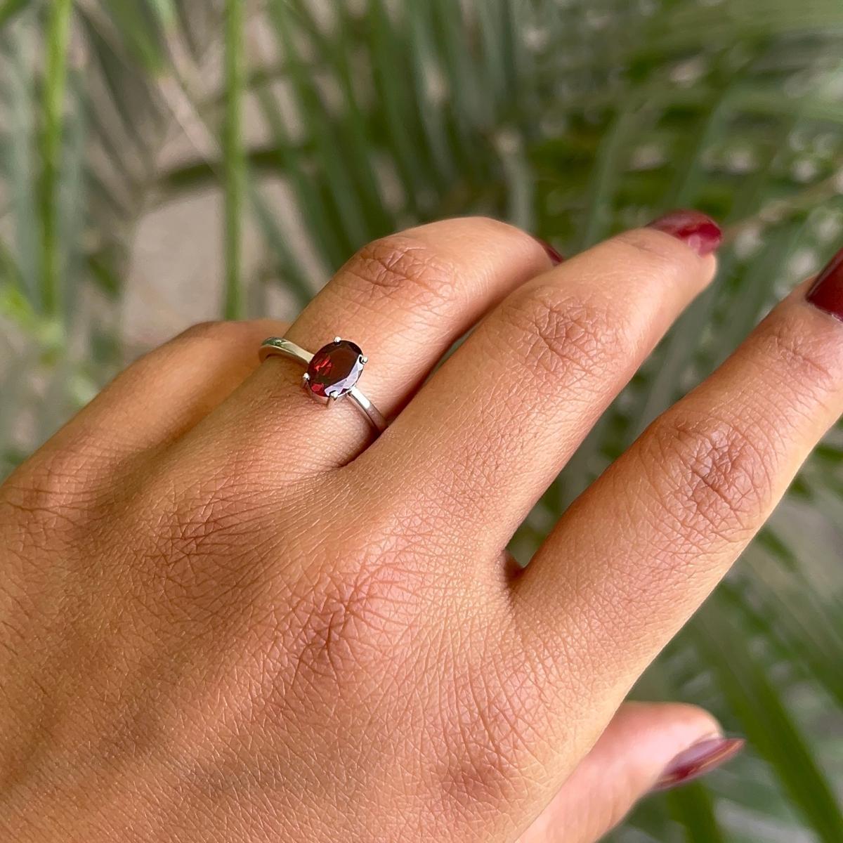 Im Angebot: Tiefroter Granat-Ring mit Single Stone aus 925er Sterling Silber in Zackenform () 3