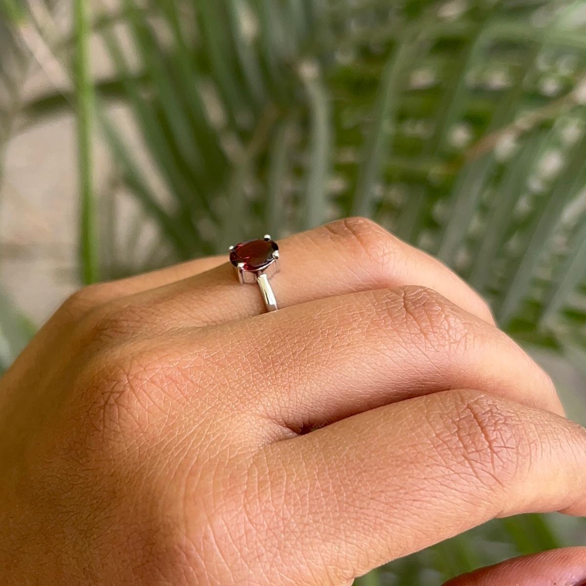 Im Angebot: Tiefroter Granat-Ring mit Single Stone aus 925er Sterling Silber in Zackenform () 7