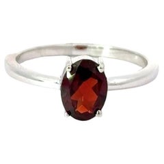 Anello per la mamma di tutti i giorni con granato rosso intenso incastonato, in argento 925.