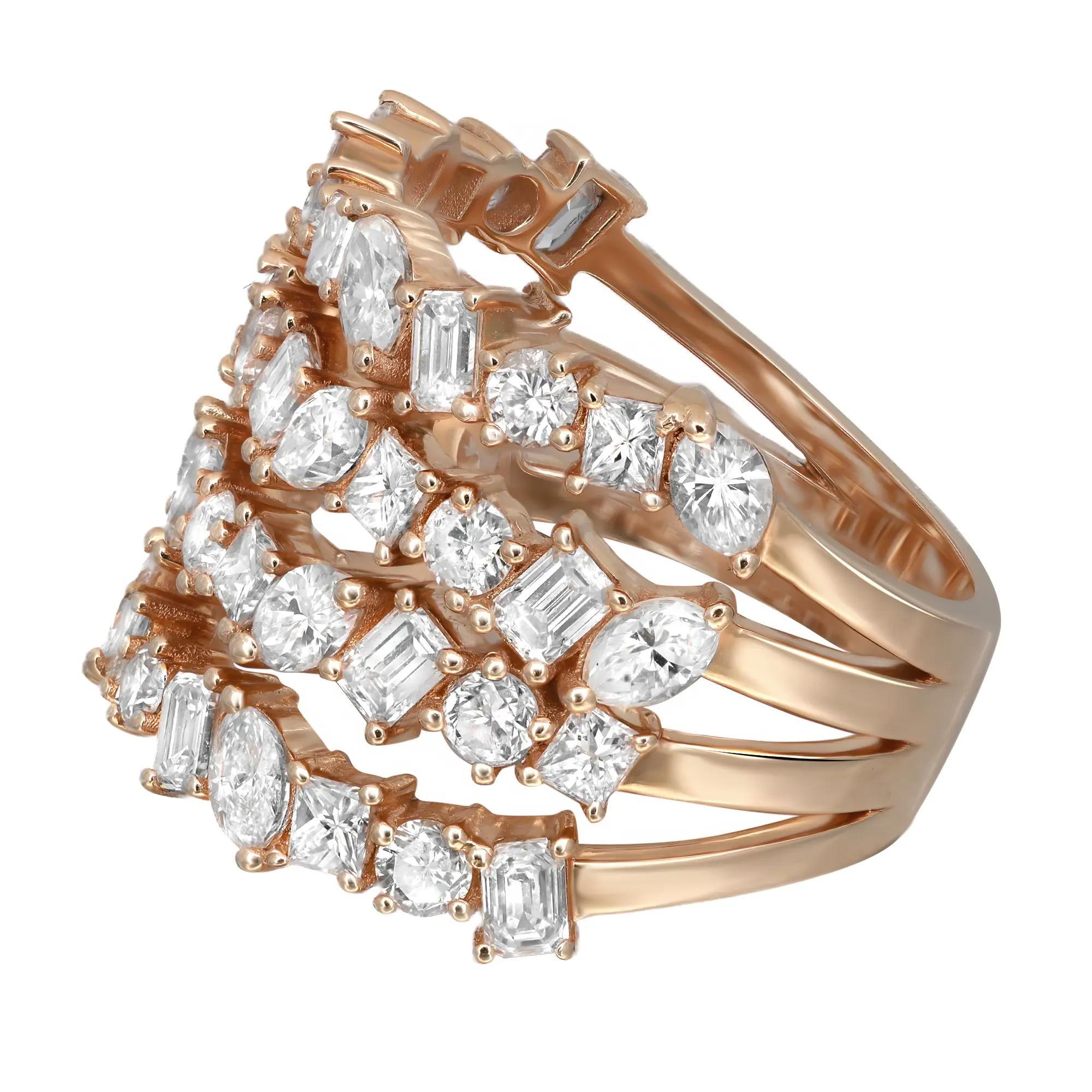 Cette magnifique bague à plusieurs rangs de diamants est synonyme d'éclat et de glamour. Cette bague met exceptionnellement en valeur des diamants multiformes de taille marquise, émeraude, princesse et ronde incrustés sur quatre rangs formant une