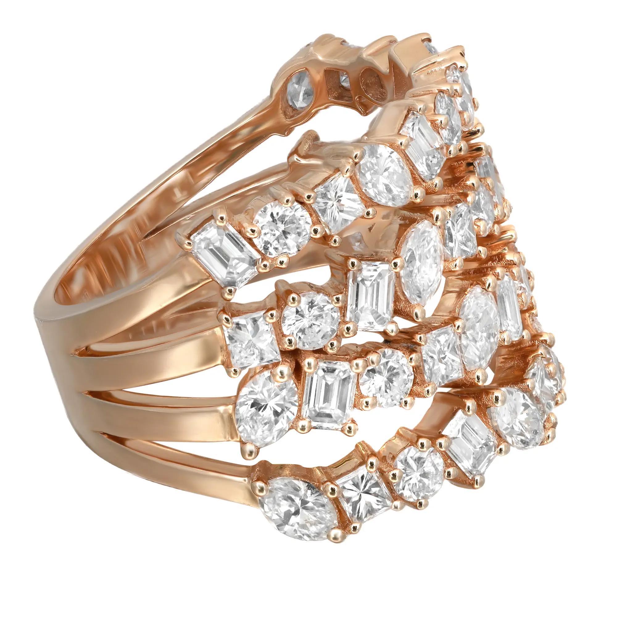 Moderne Bague large sertie de diamants de formes multiples en or jaune 14 carats 3,82 ct. pt. Taille 7 en vente