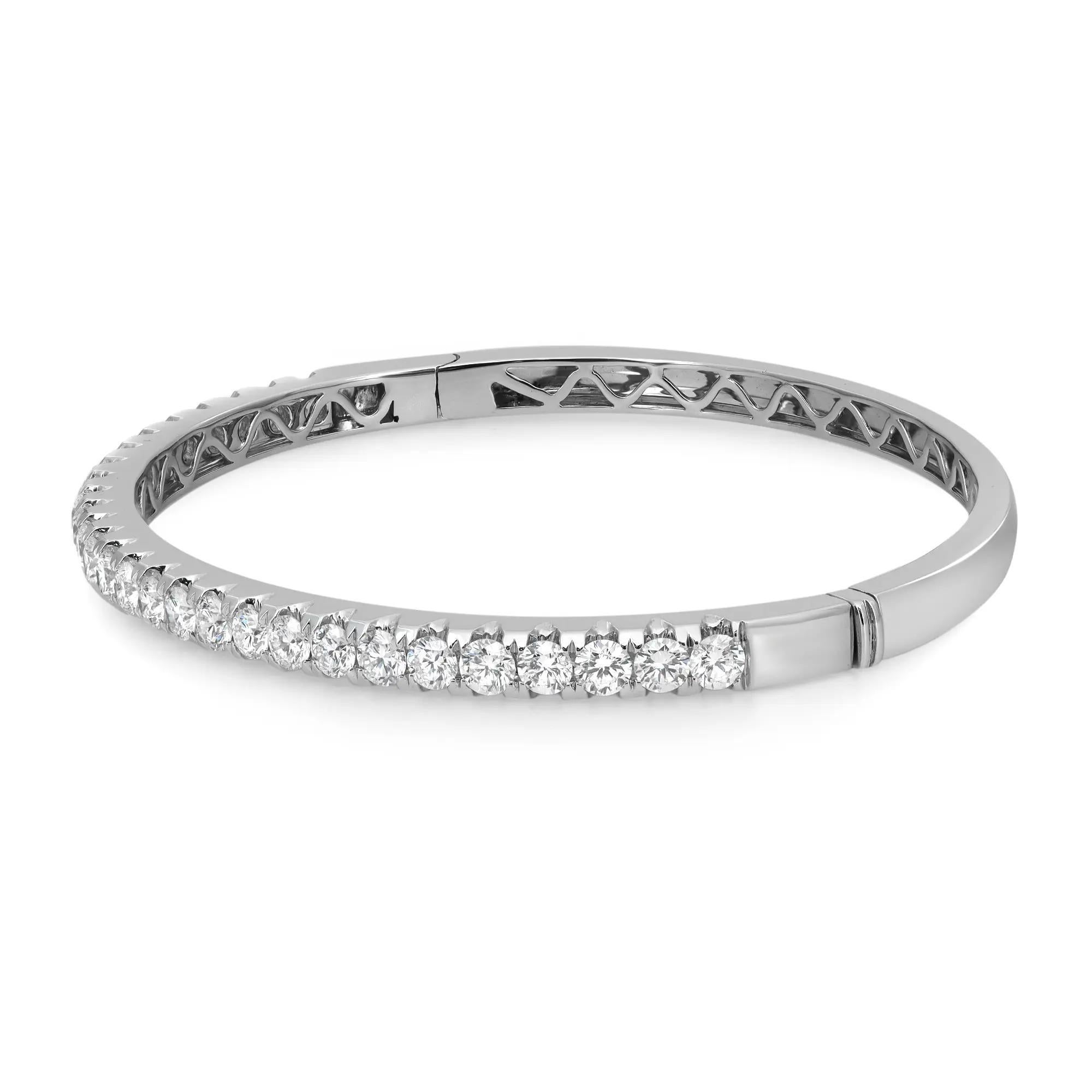 Un look classico e di facile eleganza: questo bellissimo bracciale bangle con diamanti emana raffinatezza. Presenta diamanti bianchi fini taglio brillante rotondi incastonati, per un peso di 3.00 carati, incastonati a metà del braccialetto.