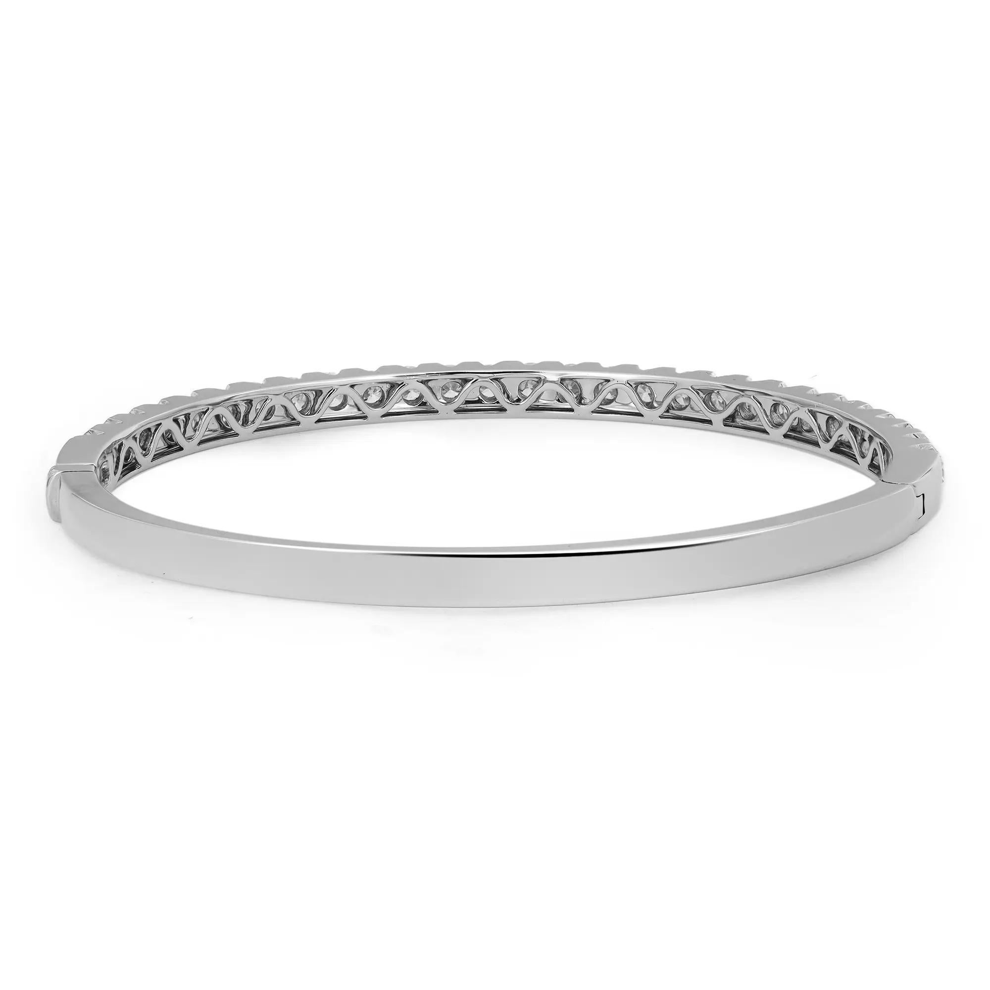 Moderno Bracciale Bangle con diamanti taglio rotondo incastonati in oro bianco 18 carati 3.00Cttw in vendita
