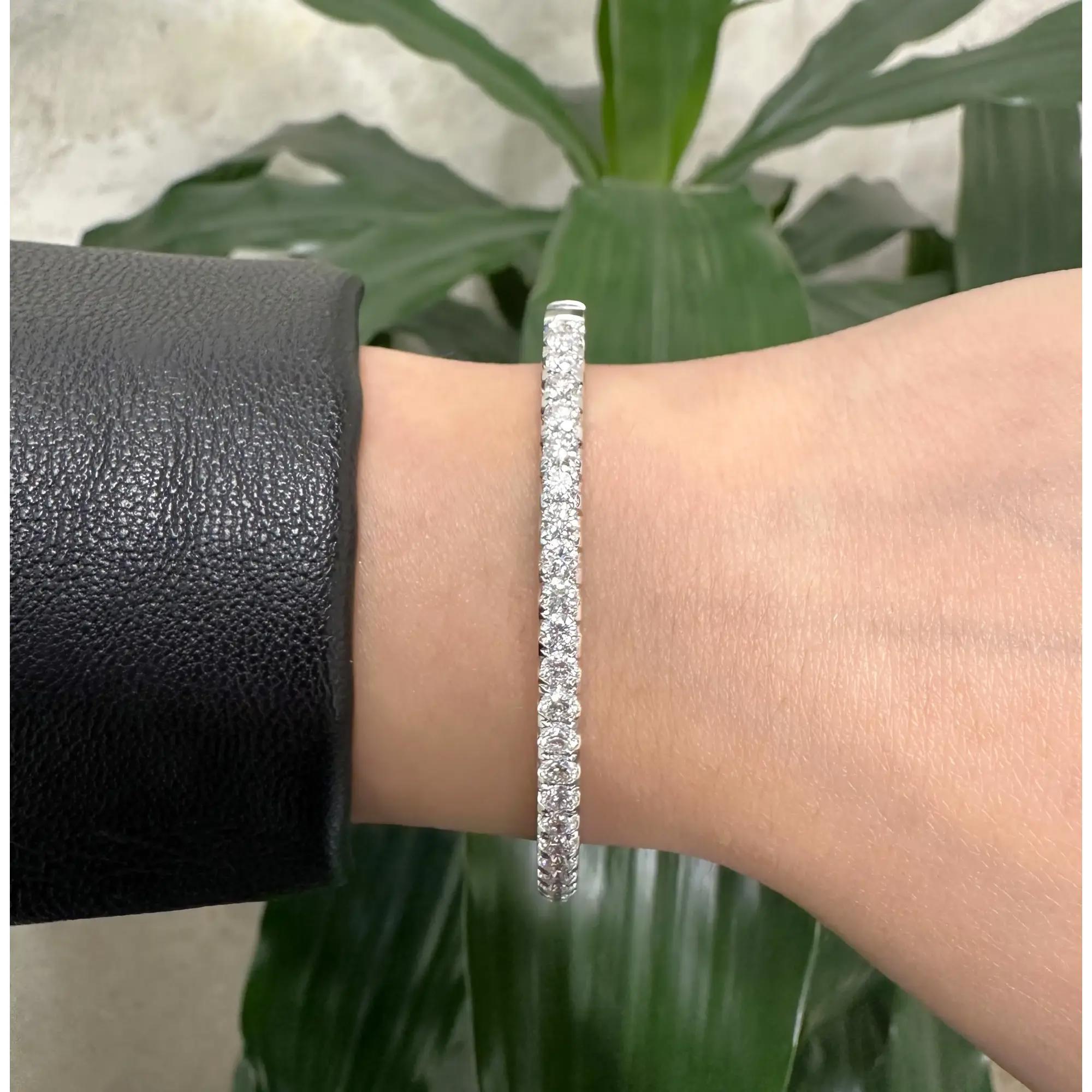 Taglio rotondo Bracciale Bangle con diamanti taglio rotondo incastonati in oro bianco 18 carati 3.00Cttw in vendita