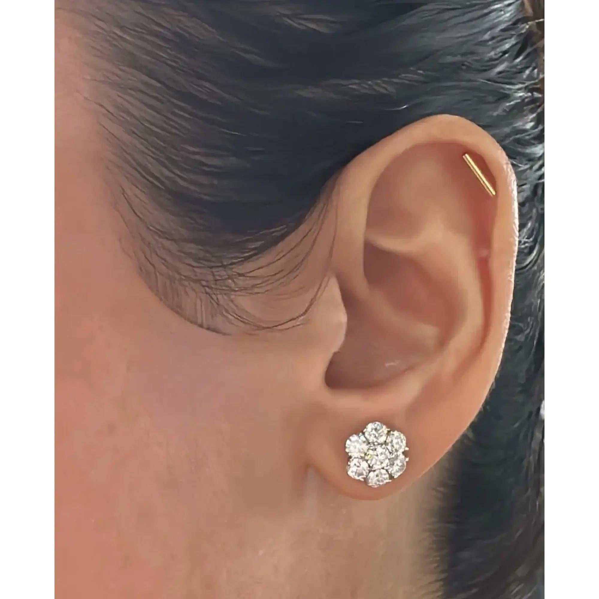 Boucles d'oreilles fleur en or blanc 14K serties de diamants ronds en grappe 2.94Cttw Neuf - En vente à New York, NY
