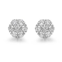 Orecchini a perno con fiori a grappolo di diamanti taglio rotondo incastonati in oro bianco 14K 2,94Cttw
