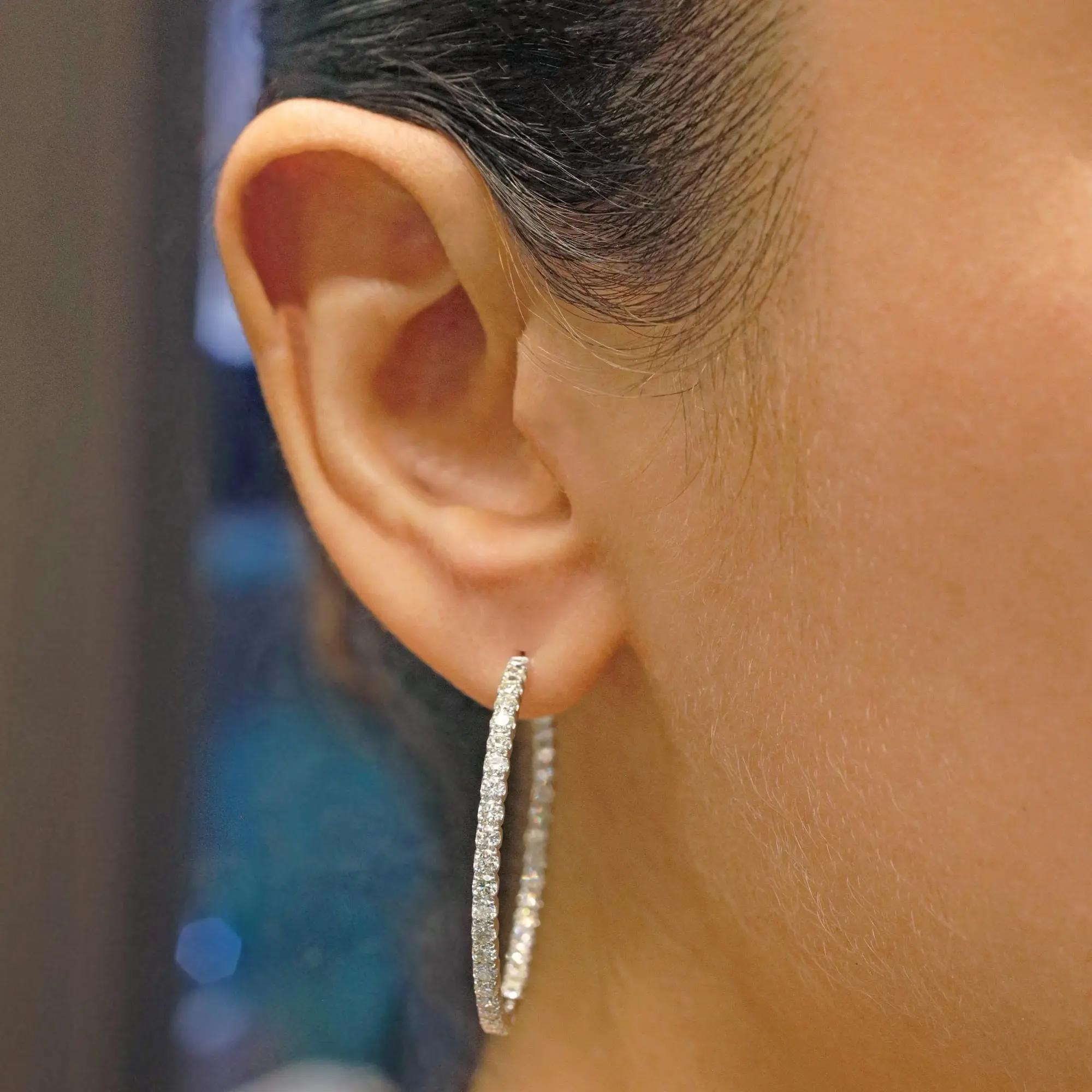 Funkeln Sie mit diesen schönen Diamantohrringen mit Innenseite nach außen. Gefertigt aus feinem 14-karätigem Weißgold. Diese Ohrringe sind mit einreihigen, in Zacken gefassten, schillernden runden Diamanten im Brillantschliff mit einem Gewicht von
