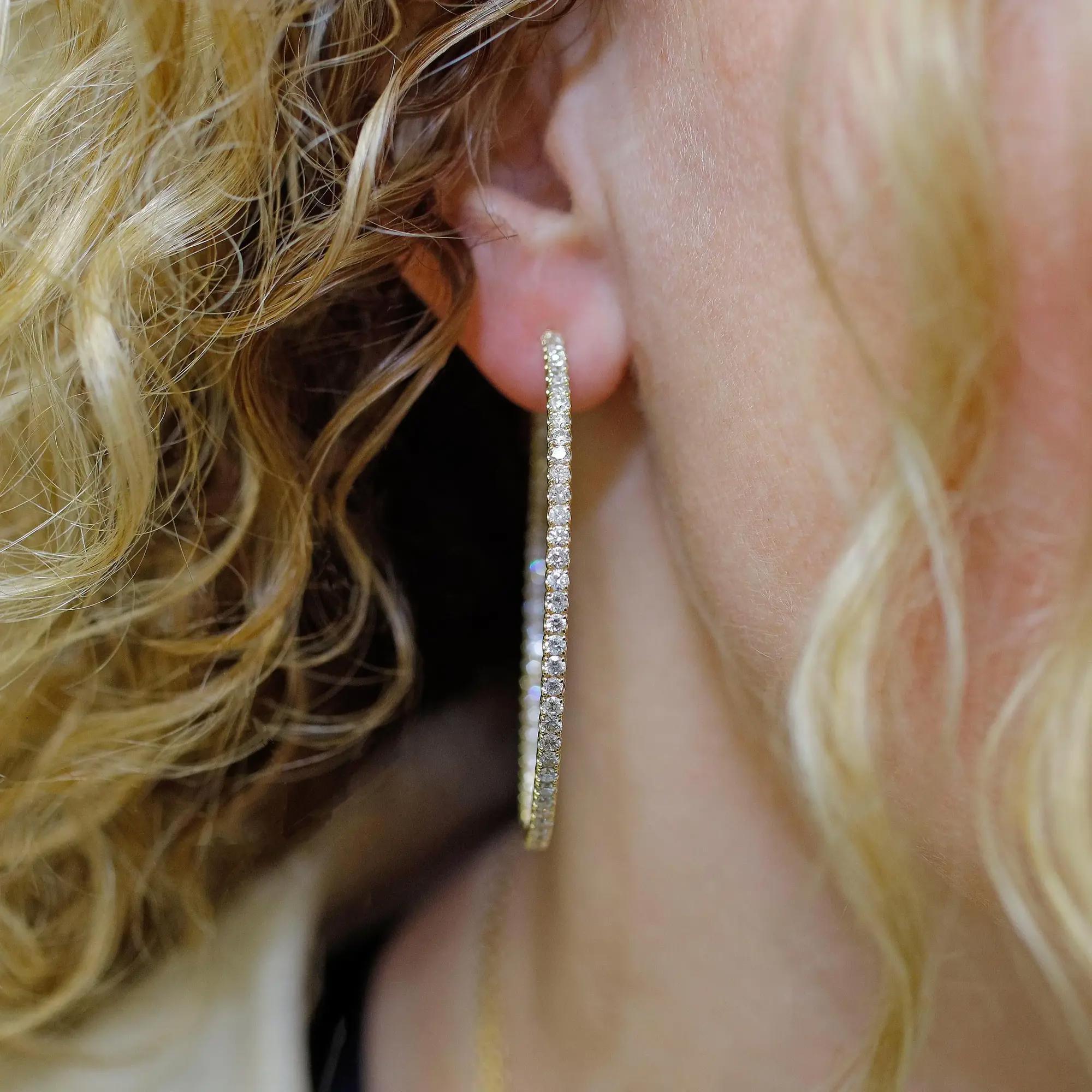 Taille ronde Boucles d'oreilles en or jaune 14K serties de diamants ronds à l'extérieur 4.30Cttw en vente