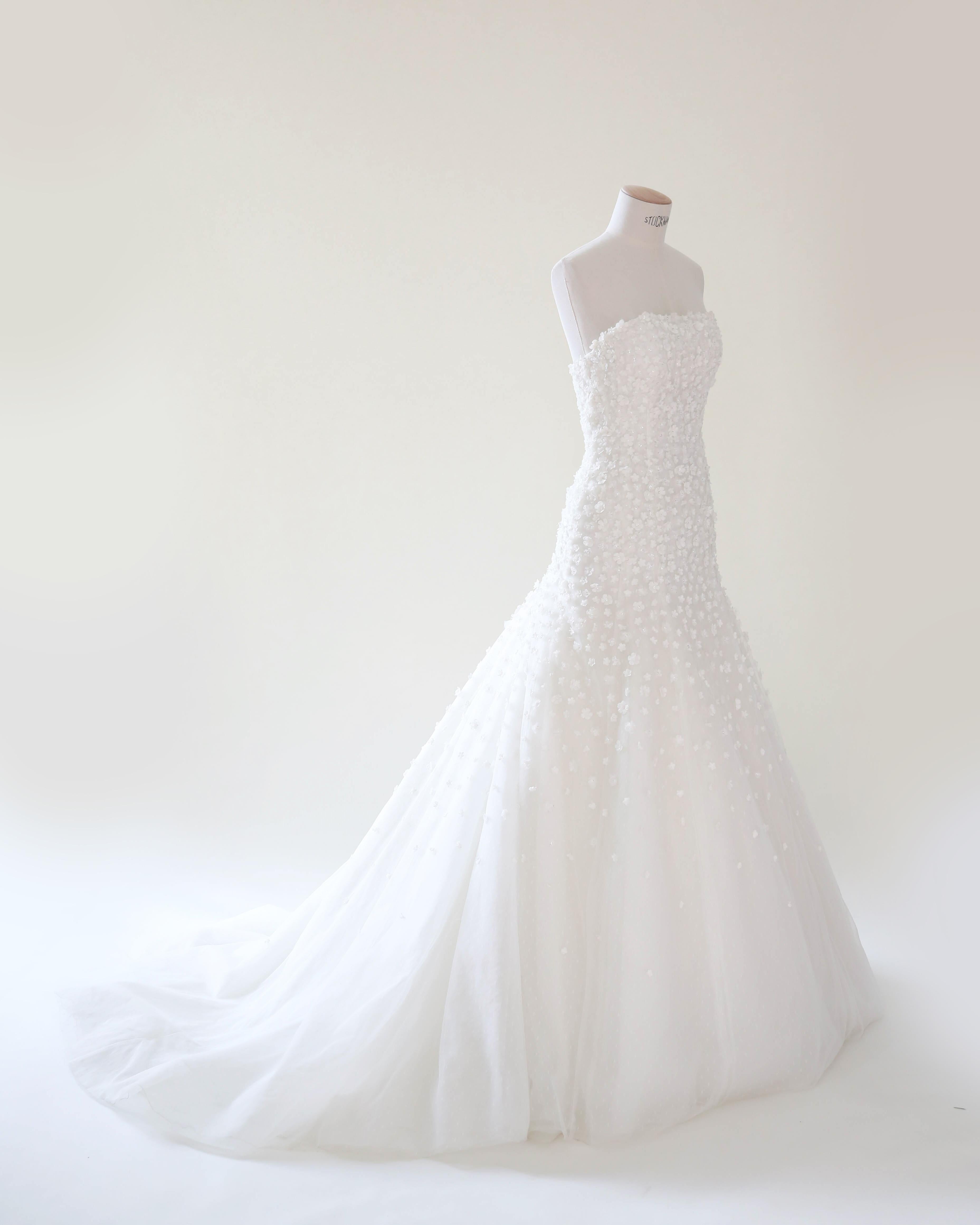 LOVE LALI VINTAGE

Este es un vestido de novia vintage blanco absolutamente precioso y maravillosamente romántico de Pronovias Barcelona. 
Corte sin tirantes con corsé interior deshuesado. 
Una parte superior ajustada que proporciona la forma más
