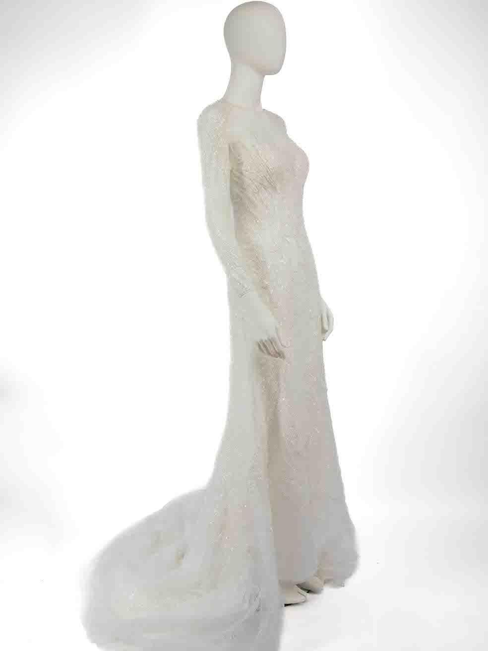 CONDIT ist sehr gut. Minimale Abnutzung des Hochzeitskleides ist offensichtlich. Minimale Abnutzung des Kleides mit losen Stickereifäden und Perlen auf diesem gebrauchten Pronovias Designer-Wiederverkaufsartikel.
 
 Einzelheiten
 Weiß
 Synthetisch

