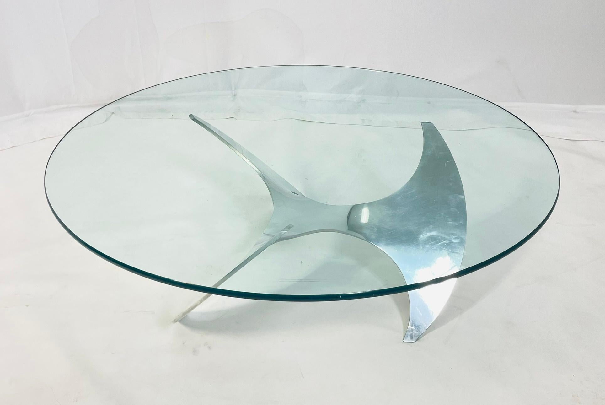 1960s German coffee table by Knut Hesterberg for Ronald Schmitt featuring a sculptural polished aluminum propeller-form base with a large round glass top.
 
Measurements:
 41.75 inches in diameter x 14.50 inches high.