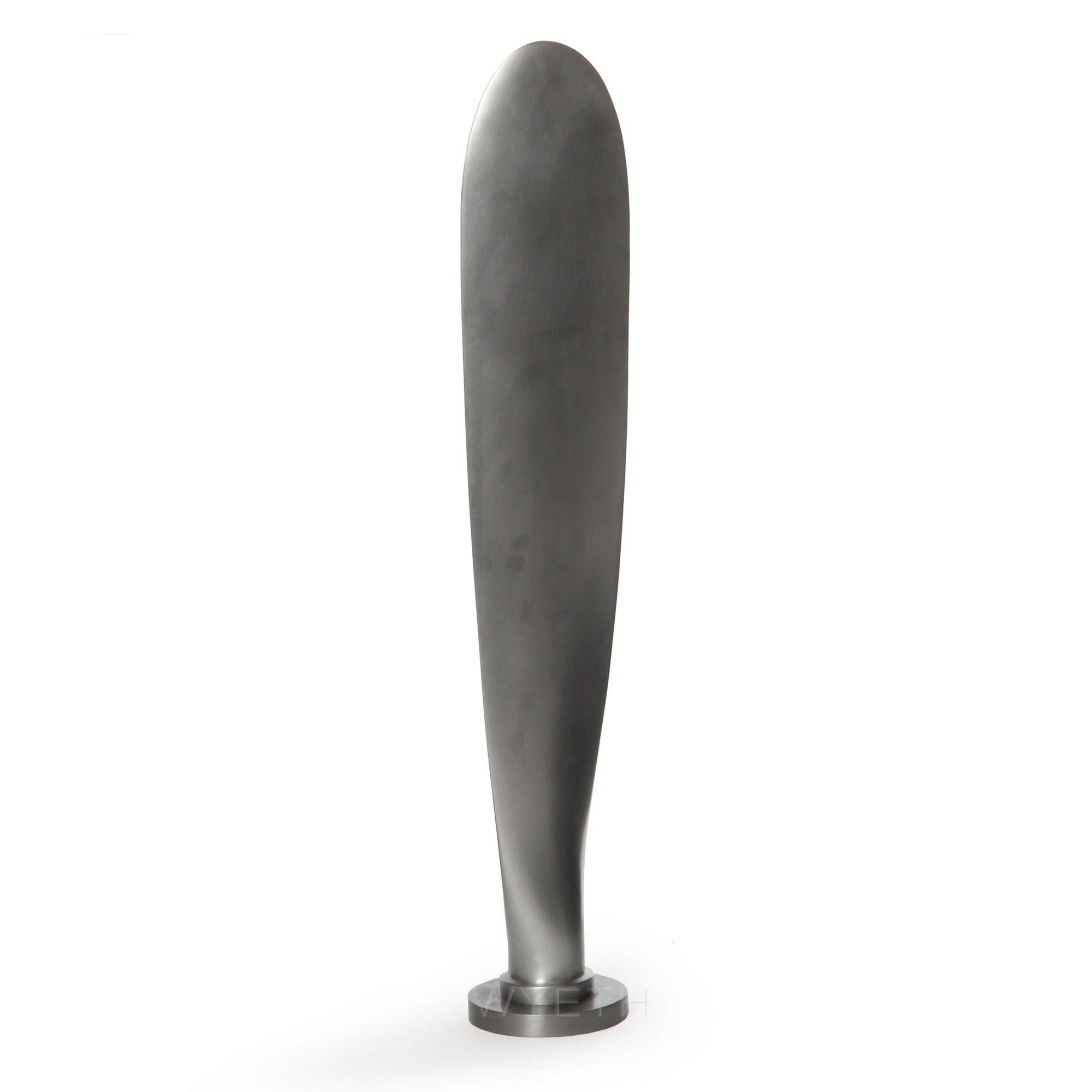 Une véritable hélice d'avion en aluminium brossé montée sur un socle épais.