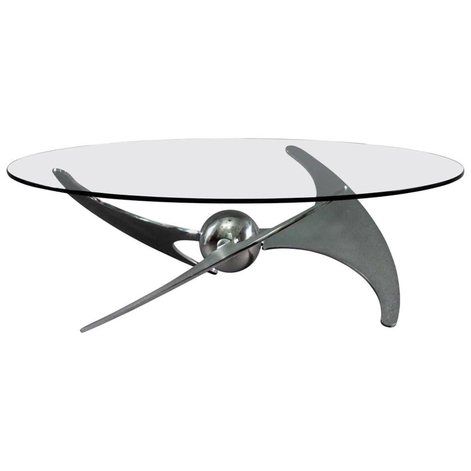 Der Propeller-Tisch wurde von L. Campanini für Cama in Italien entworfen. Es verfügt über einen verchromten Stahlfuß, der auf zwei Höhen (46 oder 68 cm (variabel einstellbar)) eingestellt werden kann.

Der Tisch kann daher als Ess- oder Couchtisch
