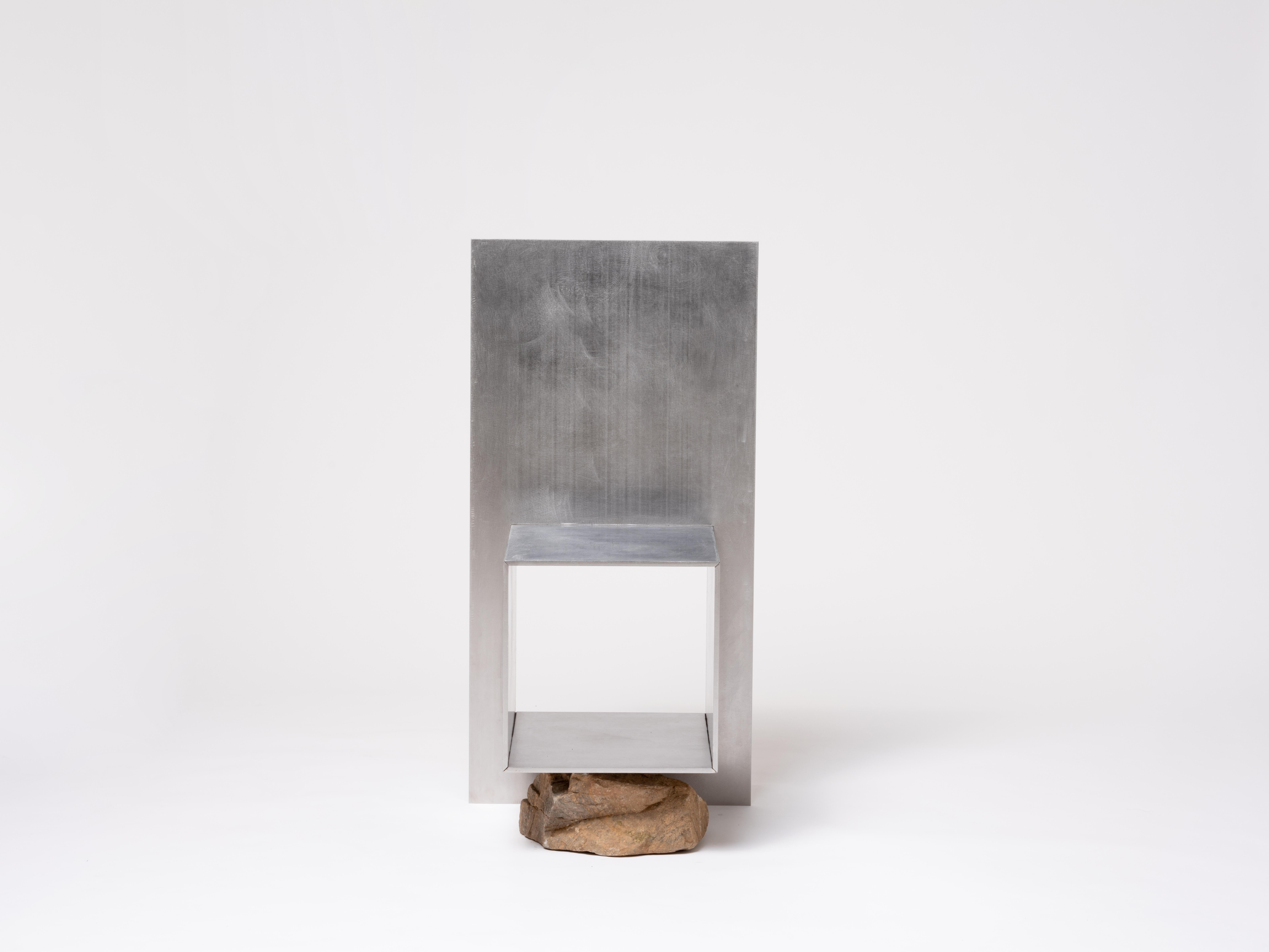 Proportions d'une chaise en pierre par Lee Sisan, 2019
Dimensions : L 45 x P 41 x H 90 cm
Matériaux : Acier inoxydable, pierre naturelle.

Chaque pièce est fabriquée sur commande et utilise des pierres naturelles. Il faut donc s'attendre à une