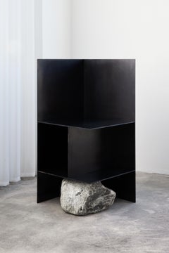 Silla contemporánea de acero de hierro macizo oscuro I con piedra natural de Lee Sisan