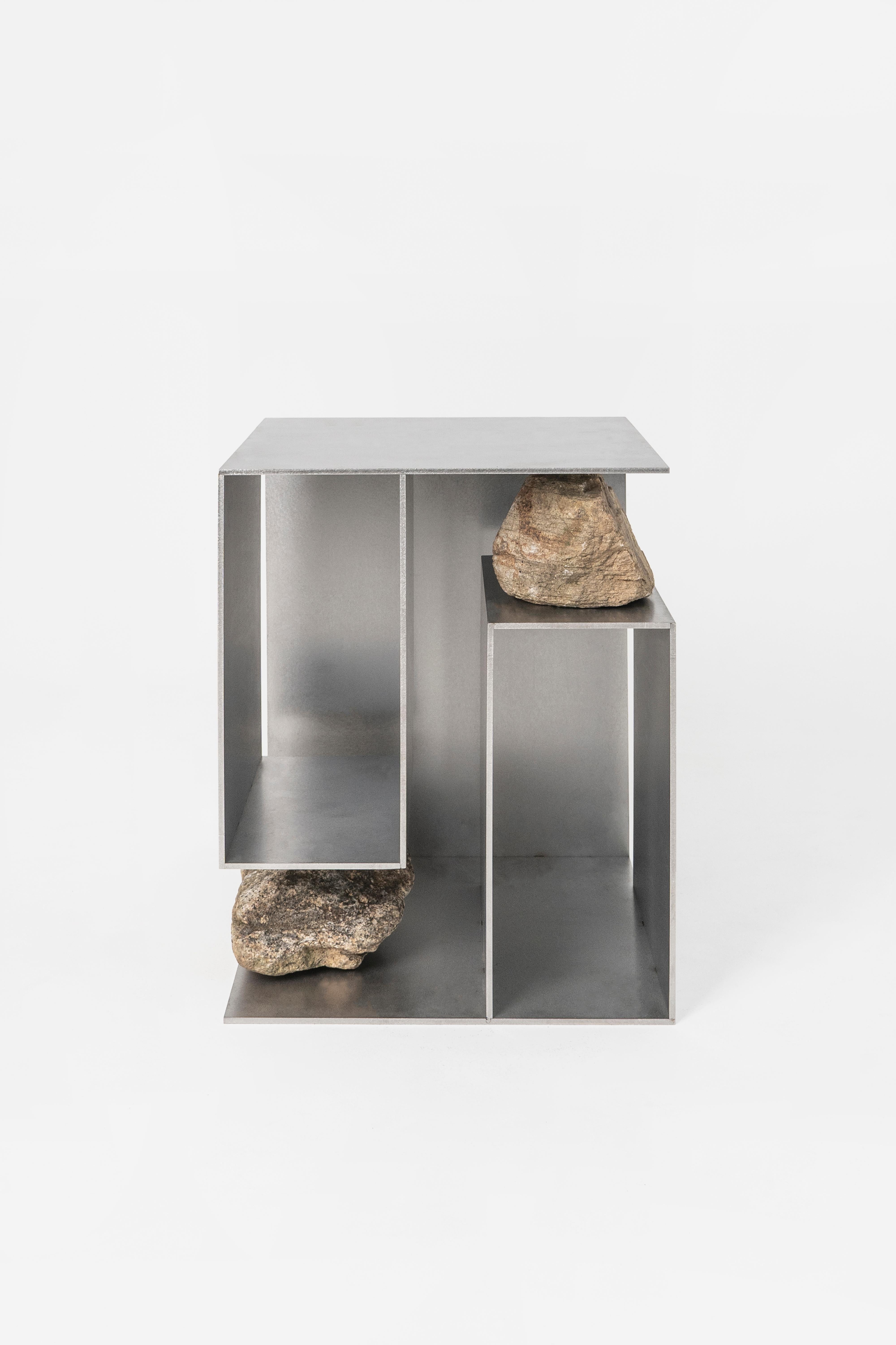 Proportionen des Steinhockers 04 von Lee Sisan
2020
Abmessungen: B 36 x T 36 x H 45 cm
Materialien: Rostfreier Stahl, Naturstein

Jedes Stück wird auf Bestellung aus Natursteinen gefertigt, so dass das Design etwas variieren
