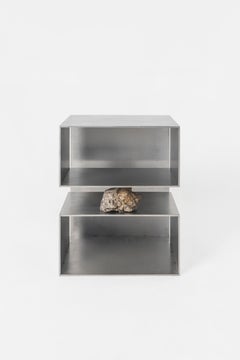 Tabouret rectangulaire avec boîtes ouvertes en acier inoxydable avec pierre de Lee Sisan