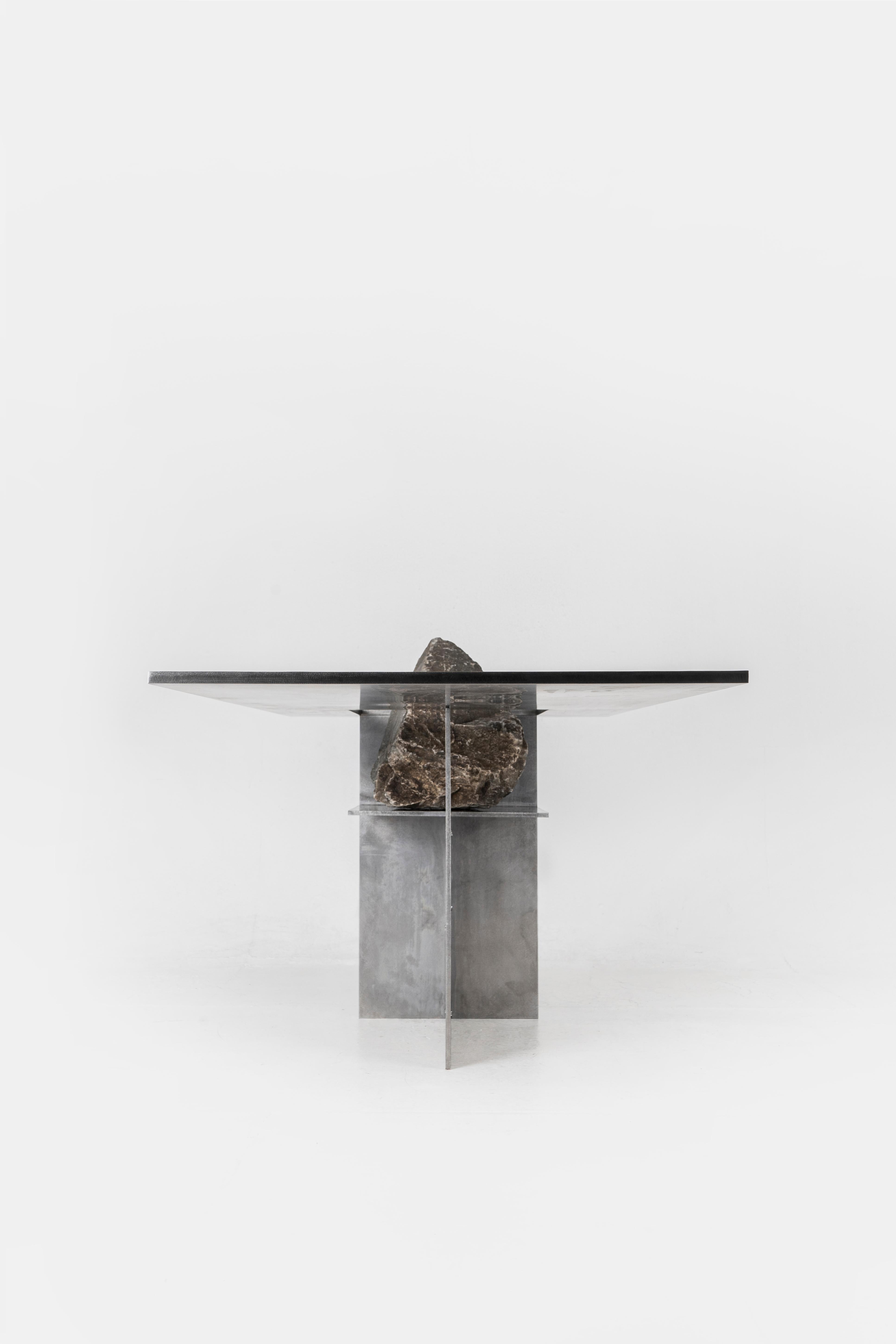 Proportions de la table en pierre par Lee Sisan
2019
Dimensions : L 140 x D 60 x H 55 cm
MATERIAL : Acier inoxydable, pierre naturelle

Chaque pièce est fabriquée sur commande et utilise des pierres naturelles, il faut donc s'attendre à une certaine
