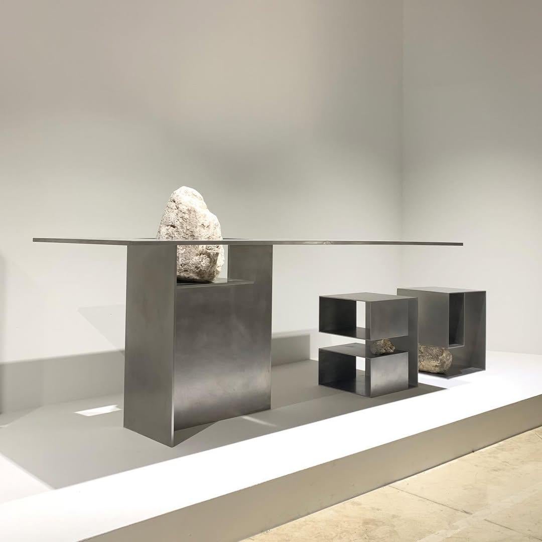 Contemporary Block Form Edelstahltisch mit Naturstein von Lee Sisan (21. Jahrhundert und zeitgenössisch) im Angebot