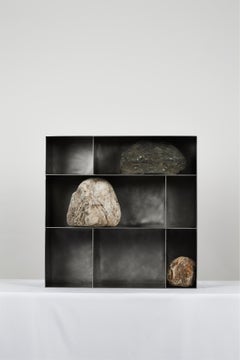 Oggetto da parete in acciaio inossidabile solido e scuro con pietre naturali di Lee Sisan