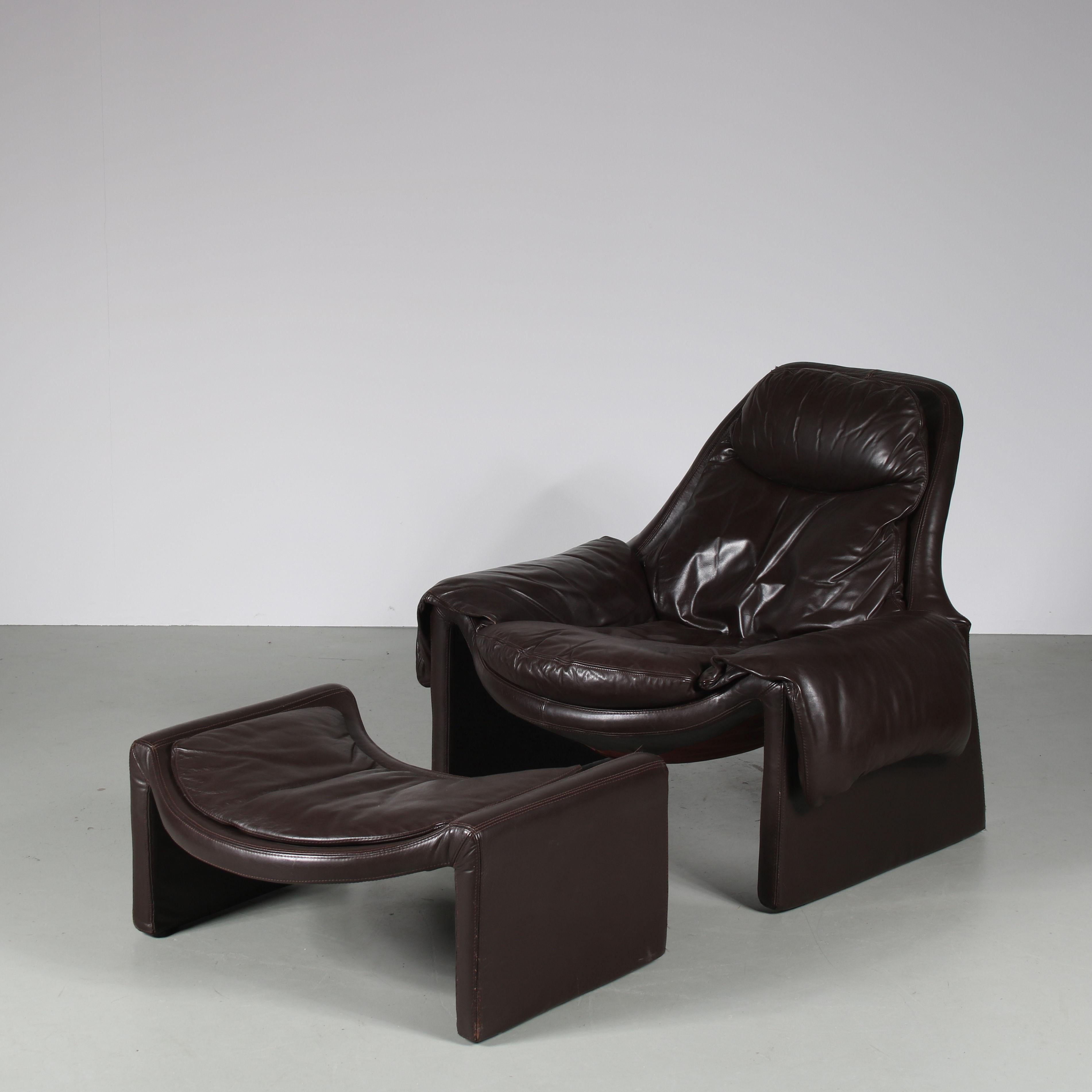 A lovely set of one P60 lounge chair with matching ottoman from the “Proposals” series. Designed by Vittorio Introini and manufactured by Saporiti in Italy around 1970.

The set is upholstered in beautiful quality brown leather. This material adds