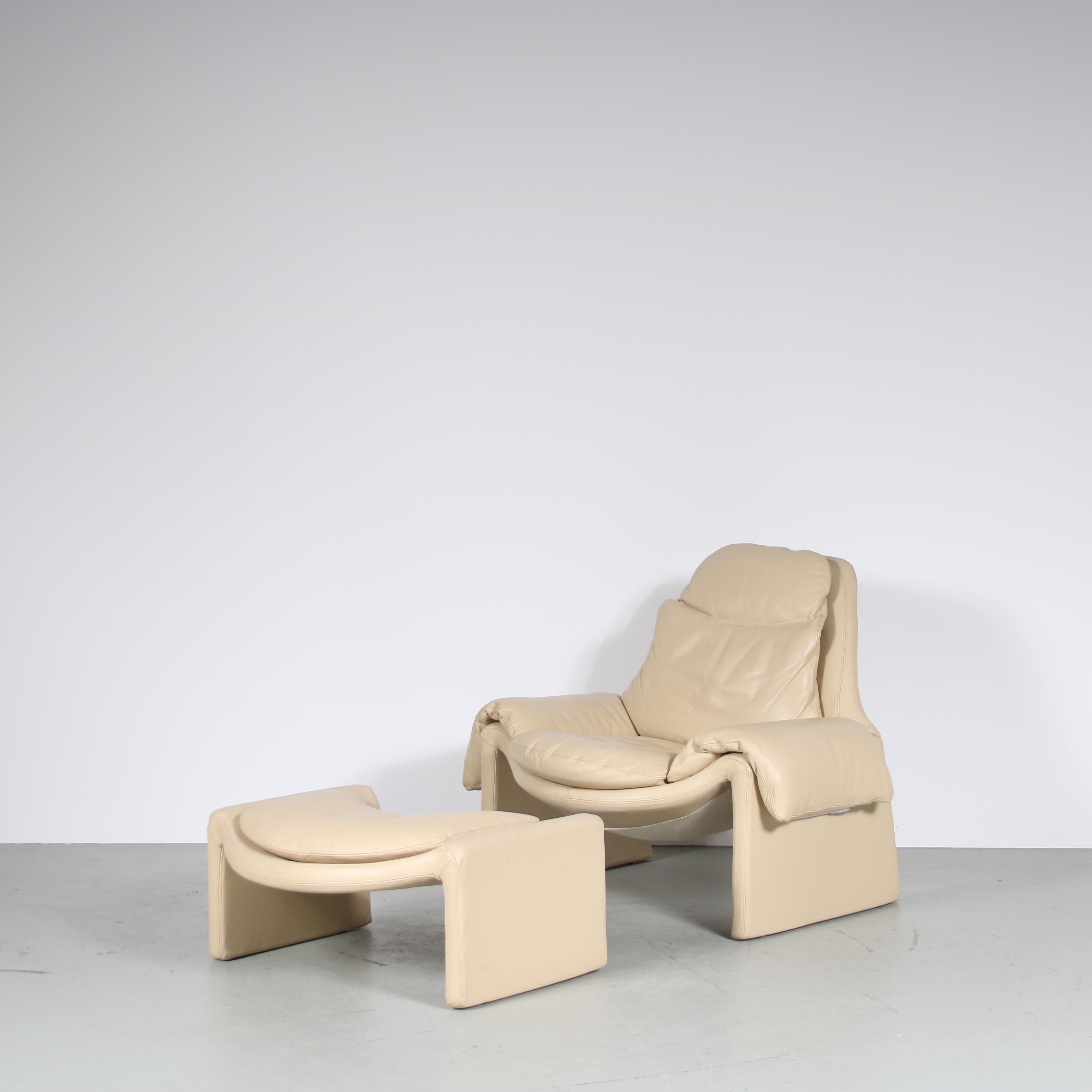 A lovely set of one P60 lounge chair with matching ottoman from the “Proposals” series. Designed by Vittorio Introini and manufactured by Saporiti in Italy around 1970.

The set is upholstered in beautiful quality beige leather. This material adds