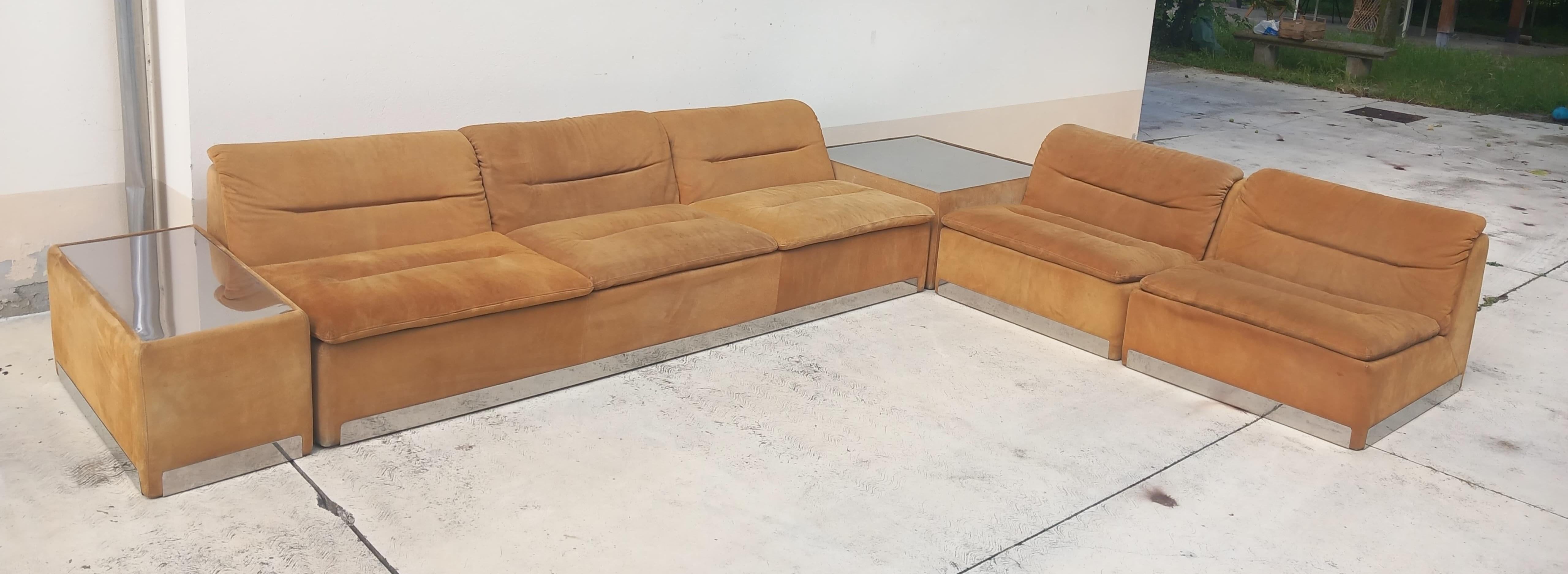 An exceptional vintage living room set from the iconic Proposals collection by Saporiti, crafted in Italy in the 1970s. This mid-century modern set reflects the sophisticated design sensibilities of the 70s.
Set includes:
-	1 Three-Seater Sofa
-	2