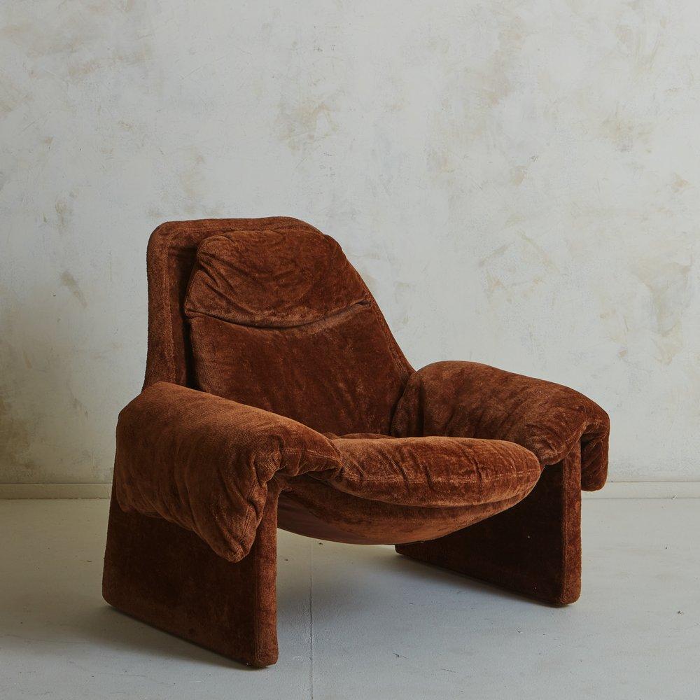 A ‘Proposals’ P60 lounge chair designed by Vittorio Introini for Saporiti, Italia in 1962 for their experimental ‘Proposals’ collection. This sculptural chair retains its original cognac velvet upholstery and the cushions attach to the frame with