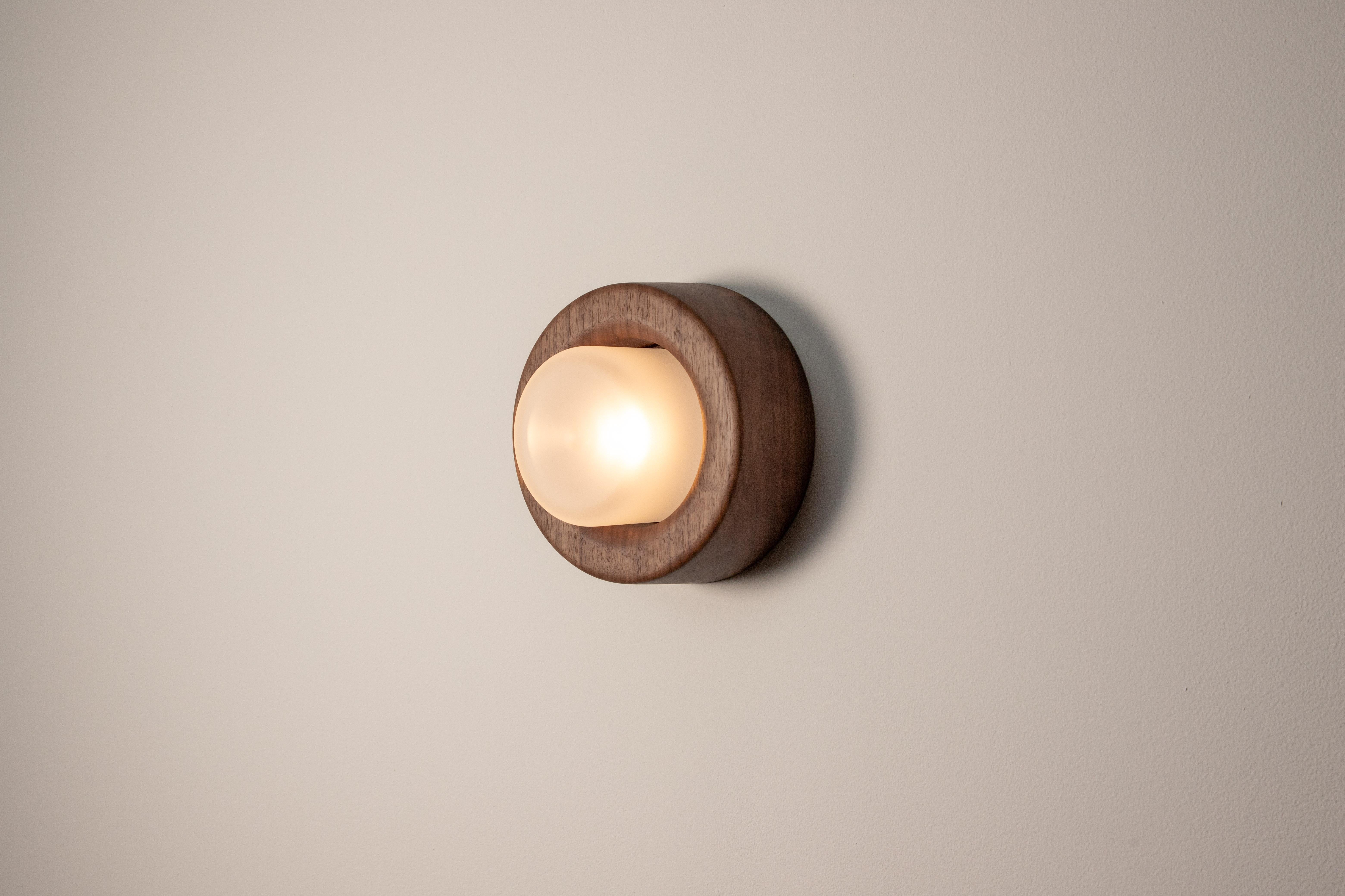 Grande applique murale Prose, corps en métal moulé en sable avec abat-jour en verre tourné à la main en vente 6