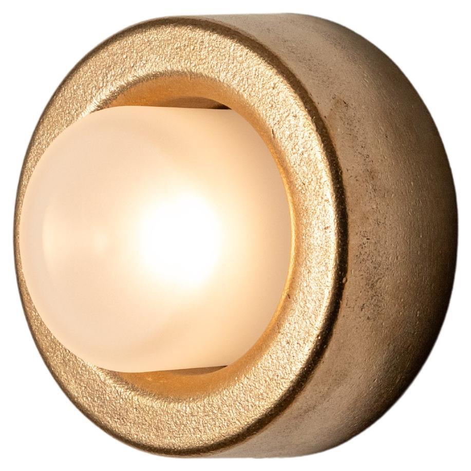 Aplique de pared grande Prose, cuerpo de metal fundido en arena con pantalla de cristal torneado a mano