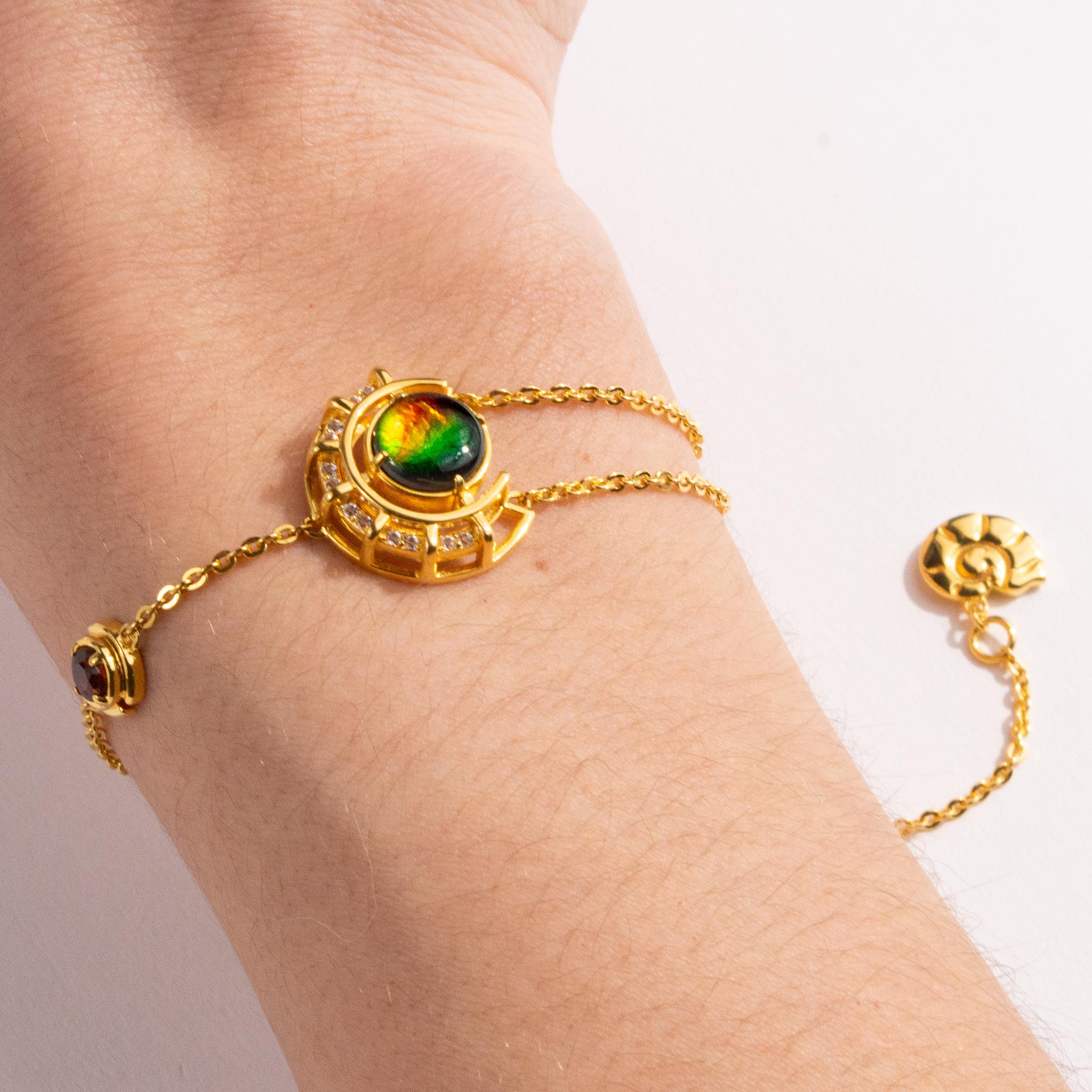 Product Details:

The Prosperity Collection celebrating the Chinese new year was inspired by the Chinese symbol for prosperity, bringing good fortune to all who wear it.

Unfaceted A grade Ammolite
8mm Round Ammolite Bracelet
18K gold