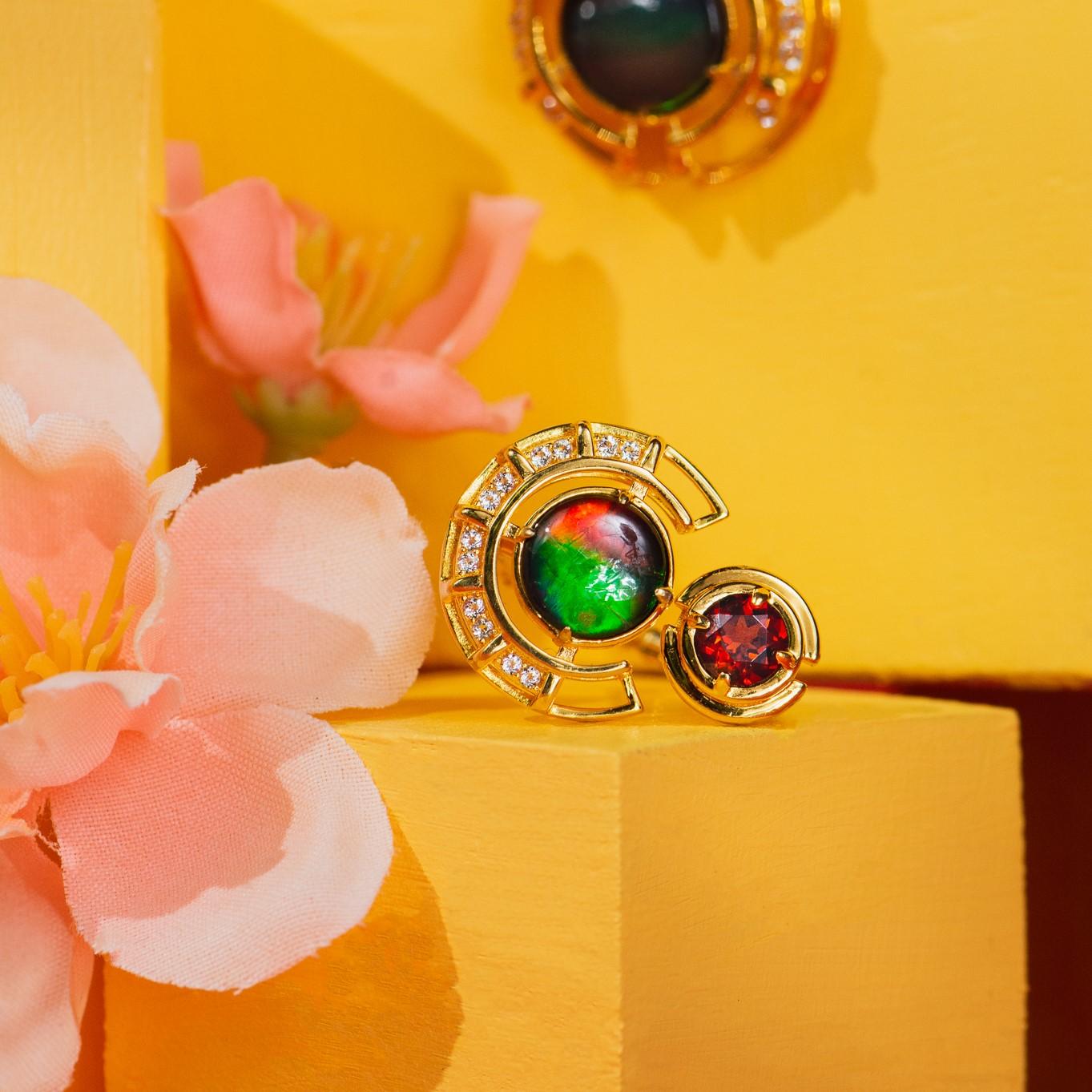 Prosperity Ammolite Ring in 18k Gold Vermeil, Unfaceted / 8 In New Condition For Sale In Calgary, CA