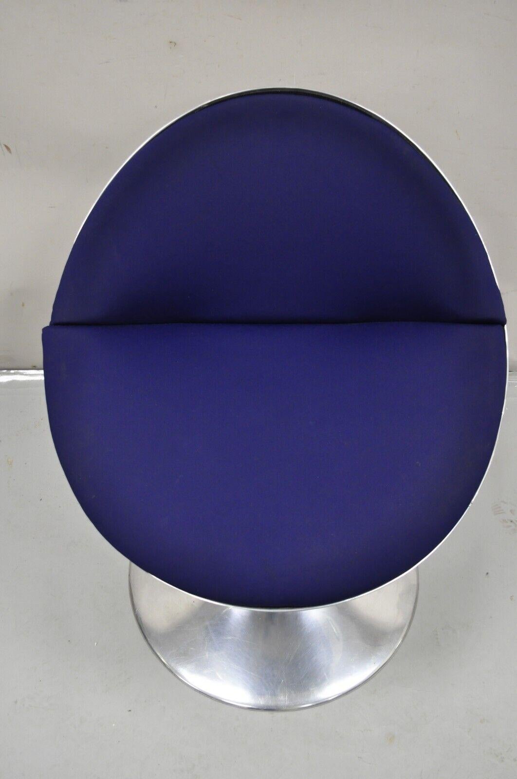 Prospettive Luna Swivel Saarinen Style Aluminum Blue Mid Century Club Chair In Good Condition For Sale In Philadelphia, PA